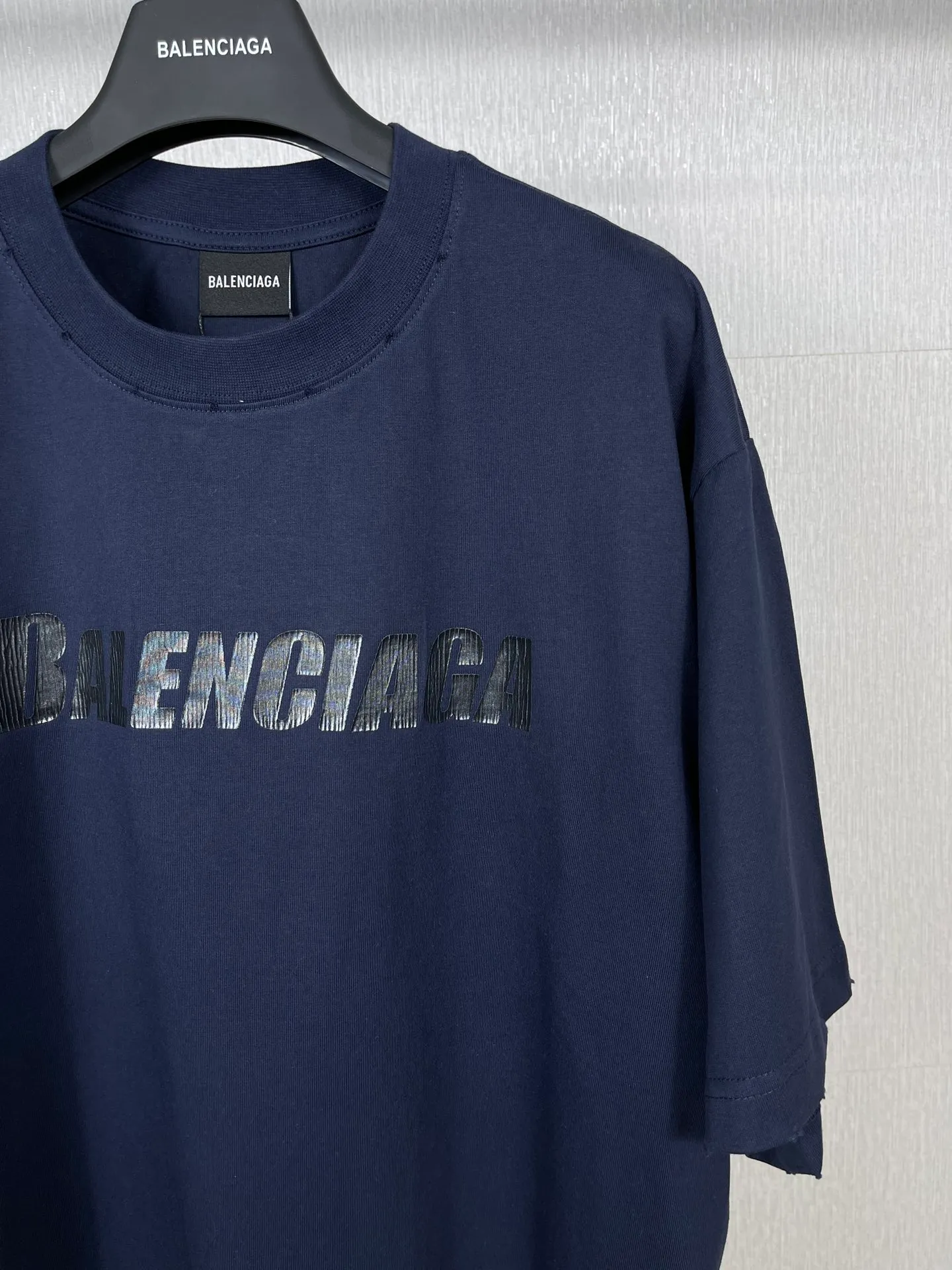 🅿️166 Real photos [Top version. Official website quality] BALENCI*GA/Paris. 2023 new style. Classic letter LOGO printed distressed short-sleeved T-shirt. Brick cabinet synchronization. The fabric is made of Paris ZP custom-woven and dyed 100% cotton double yarn compact cotton. The weight is 260 grams, the cloth surface is clean. The cloth pattern is clear, soft and comfortable. The threads are dyed with no color difference. The classic pattern is printed with environmentally friendly imported materials and precision printing screens, with clear letters and three-dimensional effect. Restored brick cabinet. The garments are hand-worn and distressed by many people. Different market currency. Welcome to compare. The version adopts OS loose shoulder design. Same style for men and women. Coding: BL223072 Color: black, coffee, pink, white, fruit green, navy Size: XS to L