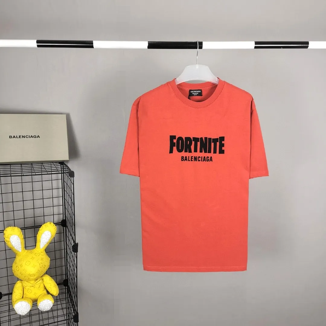 The top tested version of BALENCIAGA FORTNITE Ten Thousand Needle Embroidery for Male and Female Couples is the same pure cotton loose short-sleeved T-shirt. The printing on the front and back all uses 3S cherry blossom thread, and the machine uses Tajima embroidery machine imported from Japan. You can see the accuracy of the embroidery. There are no connecting lines between each letter, and the mold is arranged separately. Each letter/word is a printing group. The thread is cut after being embroidered, and there is absolutely no connecting line to embroider the next group. Therefore, the overall printing is refreshing and clear. The cost is huge, and the front and back printing takes an average of 10 minutes per set. One machine can produce 6 pieces per hour. The fabric is made of 24S 260g double yarn cotton fabric, which is full of drape and has good sweat absorption and breathability. Color: black, red Size: XS-L P:280