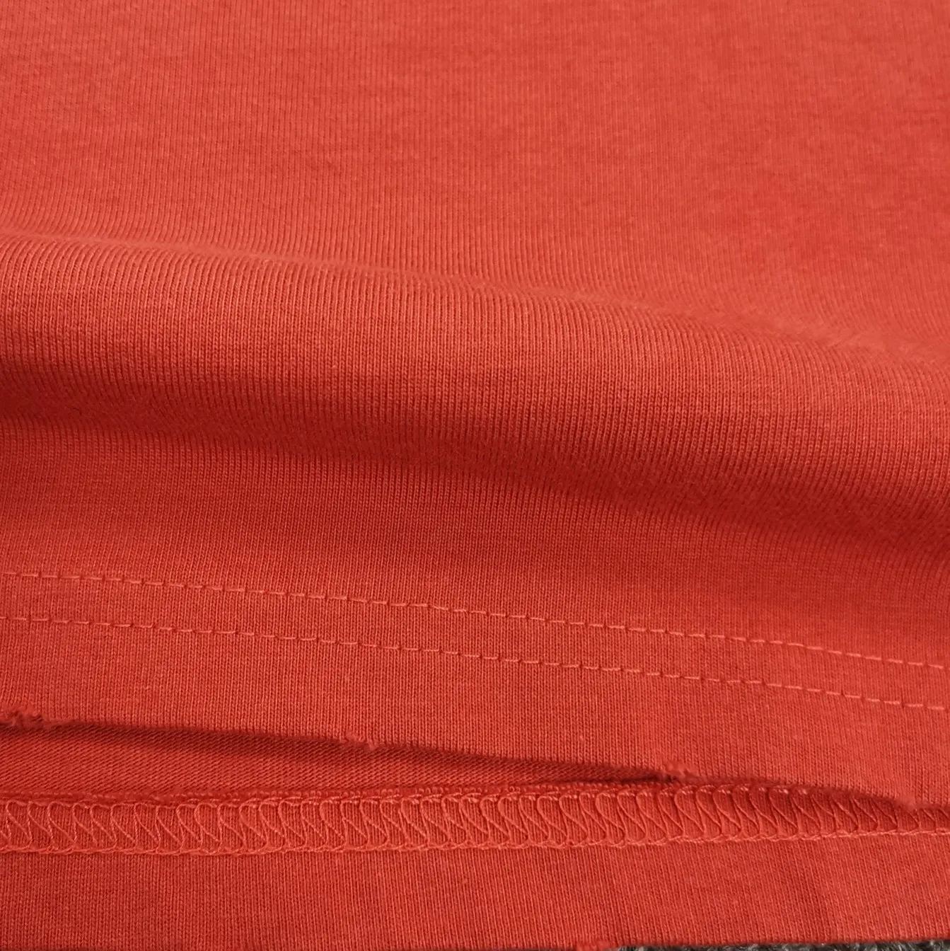 The top tested version of BALENCIAGA FORTNITE Ten Thousand Needle Embroidery for Male and Female Couples is the same pure cotton loose short-sleeved T-shirt. The printing on the front and back all uses 3S cherry blossom thread, and the machine uses Tajima embroidery machine imported from Japan. You can see the accuracy of the embroidery. There are no connecting lines between each letter, and the mold is arranged separately. Each letter/word is a printing group. The thread is cut after being embroidered, and there is absolutely no connecting line to embroider the next group. Therefore, the overall printing is refreshing and clear. The cost is huge, and the front and back printing takes an average of 10 minutes per set. One machine can produce 6 pieces per hour. The fabric is made of 24S 260g double yarn cotton fabric, which is full of drape and has good sweat absorption and breathability. Color: black, red Size: XS-L P:280