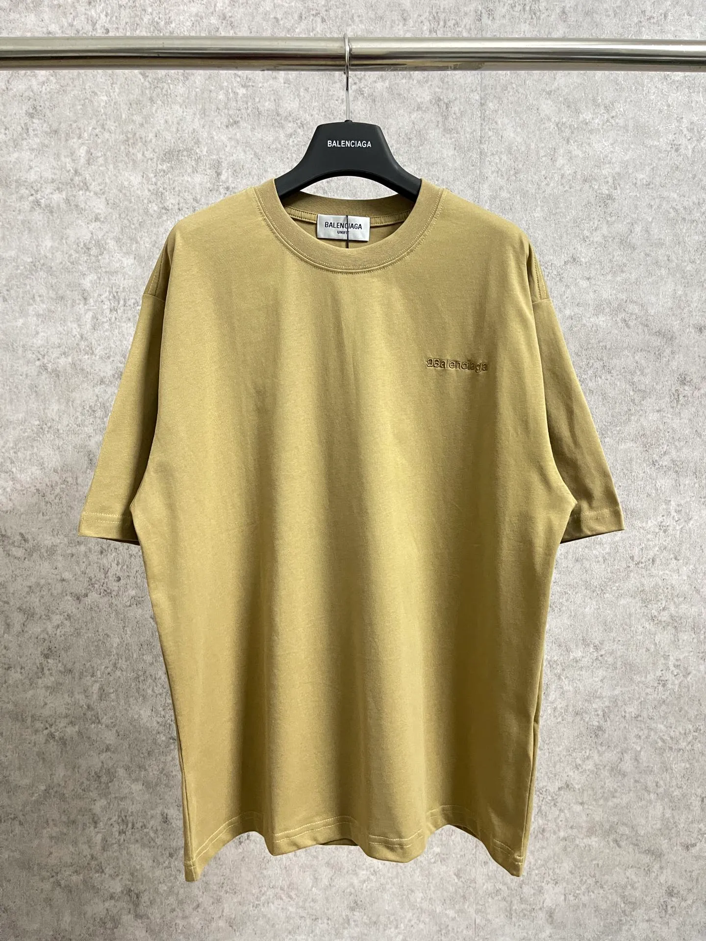 🅿️160 real photos [Top version. Official website quality] BALENCI*GA/Paris#Classic letter BB small English LOGO embroidered short-sleeved T-shirt# The fabric is made of Paris ZP custom-woven and dyed cotton double yarn. Weighing 260 grams, the cloth surface is clean. The cloth pattern is clear, soft and comfortable. The threads are dyed with no color difference. The classic pattern embroidery uses an imported embroidery machine, and the embroidery thread color is embroidered according to the original color. It is produced according to the pictures in the special market. The letters are clear. The three-dimensional effect is strong. The version adopts the OS loose shoulder version. The same style for men and women. Coding: BL223075 Color: Black. White. Khaki. Gray Size: XS to L