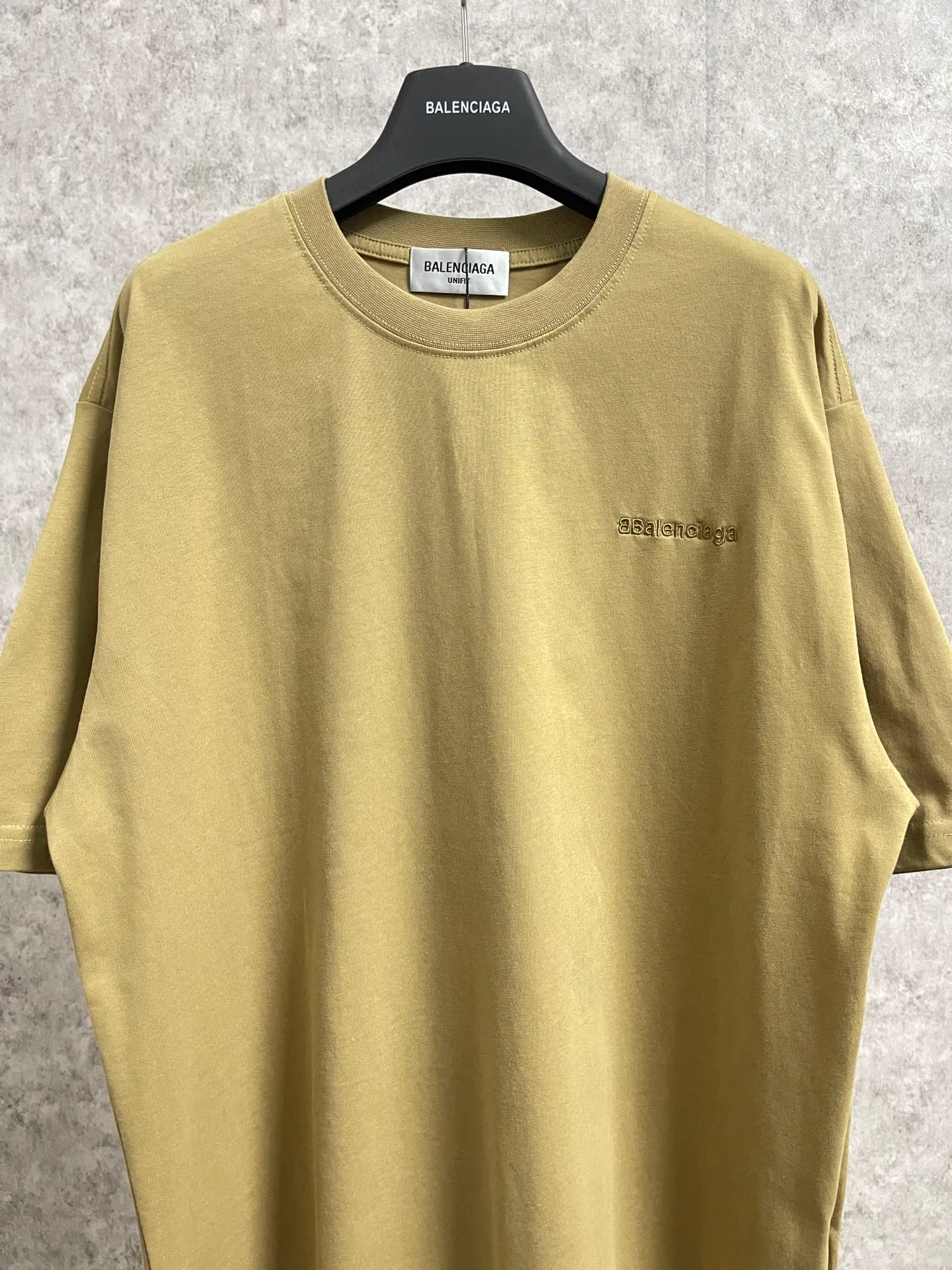 🅿️160 real photos [Top version. Official website quality] BALENCI*GA/Paris#Classic letter BB small English LOGO embroidered short-sleeved T-shirt# The fabric is made of Paris ZP custom-woven and dyed cotton double yarn. Weighing 260 grams, the cloth surface is clean. The cloth pattern is clear, soft and comfortable. The threads are dyed with no color difference. The classic pattern embroidery uses an imported embroidery machine, and the embroidery thread color is embroidered according to the original color. It is produced according to the pictures in the special market. The letters are clear. The three-dimensional effect is strong. The version adopts the OS loose shoulder version. The same style for men and women. Coding: BL223075 Color: Black. White. Khaki. Gray Size: XS to L