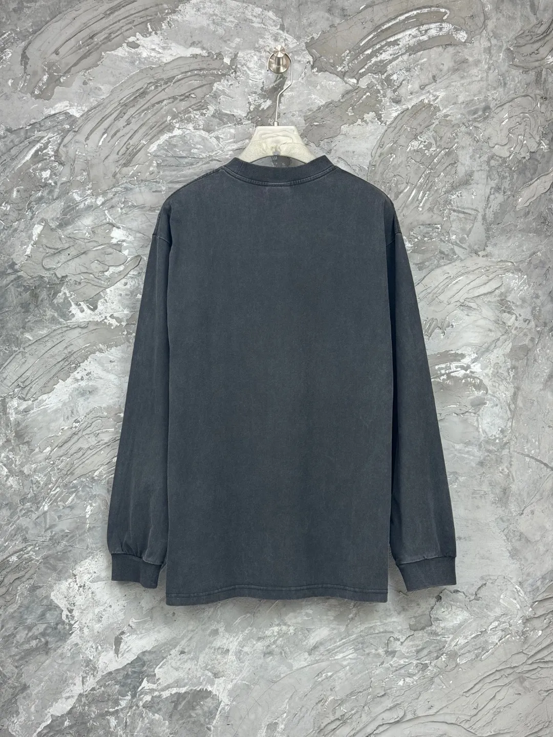 🅿️260 - BALENCI*GA Paris new LOGO printed washed long-sleeved T-shirt. The front LOGO is printed with environmentally friendly glue. The effect is three-dimensional. The hand-made master positions the fixed points and wears it to make it old. Restore the brick cabinet. Exclusively woven and dyed 280g fabric. Threads are dyed in the same vat with zero color difference. The version adopts OS loose off-shoulder version. Welcome to compare. Same style for men and women -Color: washed black -SIZE: Xs S M L Style number 8645#