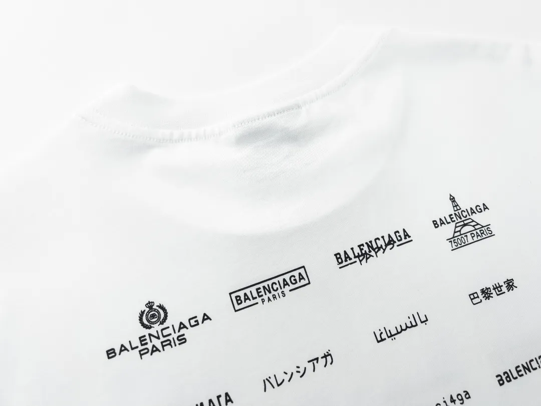 🅿️170 Detailed Picture [Top version. Official website quality] BALENCI*GA/Paris BALENCI*GA# 2023 spring and summer new style, printed with classic LOGO collection short-sleeved T-shirt. 2023 spring and summer new product. Brick cabinet synchronization. The fabric is made of Paris ZP custom-woven and dyed 100% cotton double yarn compact cotton. The weight is 260 grams. The cloth surface is clean. The cloth pattern is clear. Soft and comfortable. Good color fastness. Not easy to change color. The threads are woven and dyed with no color difference. The printing uses imported environmentally friendly rubber paddles, precision stencils, fine LOGO letters, clear letters, no burrs, and a three-dimensional effect. Restore brick cabinet. The version adopts OS loose shoulder version. Same style for men and women. Code: BL223071 Color: black, beige, pink, smoky gray, white. Size: XS to L
