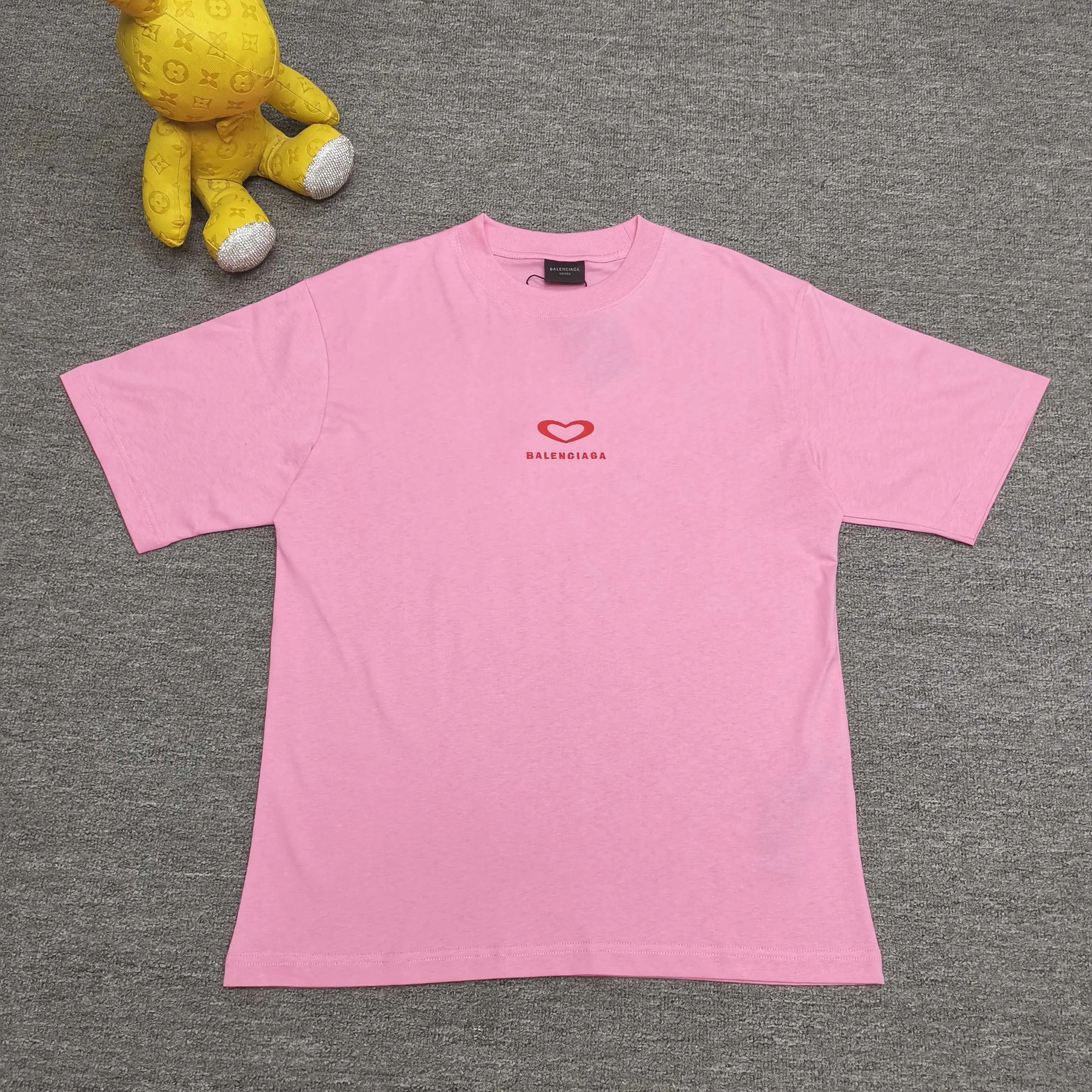 [Top version. Official website quality] BALENCI*GA/Paris.SS25 latest model, Paris Chinese Valentine's Day limited edition, short-sleeved T-shirt with love LOGO embroidery on the front and love LOGO printing on the back. Brick cabinet synchronization. Genuine product development at the first time, welcome to compare! The fabric is made of Paris ZP custom-woven and dyed cotton double yarn. Weighing 260 grams, the cloth surface is clean. The cloth pattern is clear, soft and comfortable. The threads are dyed with no color difference. The embroidery is done using imported Tajima embroidery machines. The printing uses environmentally friendly imported rubber paddles. The letters are clear and the effect is three-dimensional. The version adopts OS loose shoulder design. Same style for men and women. Color: black, red, pink, off-white. Size: XS S M L P260