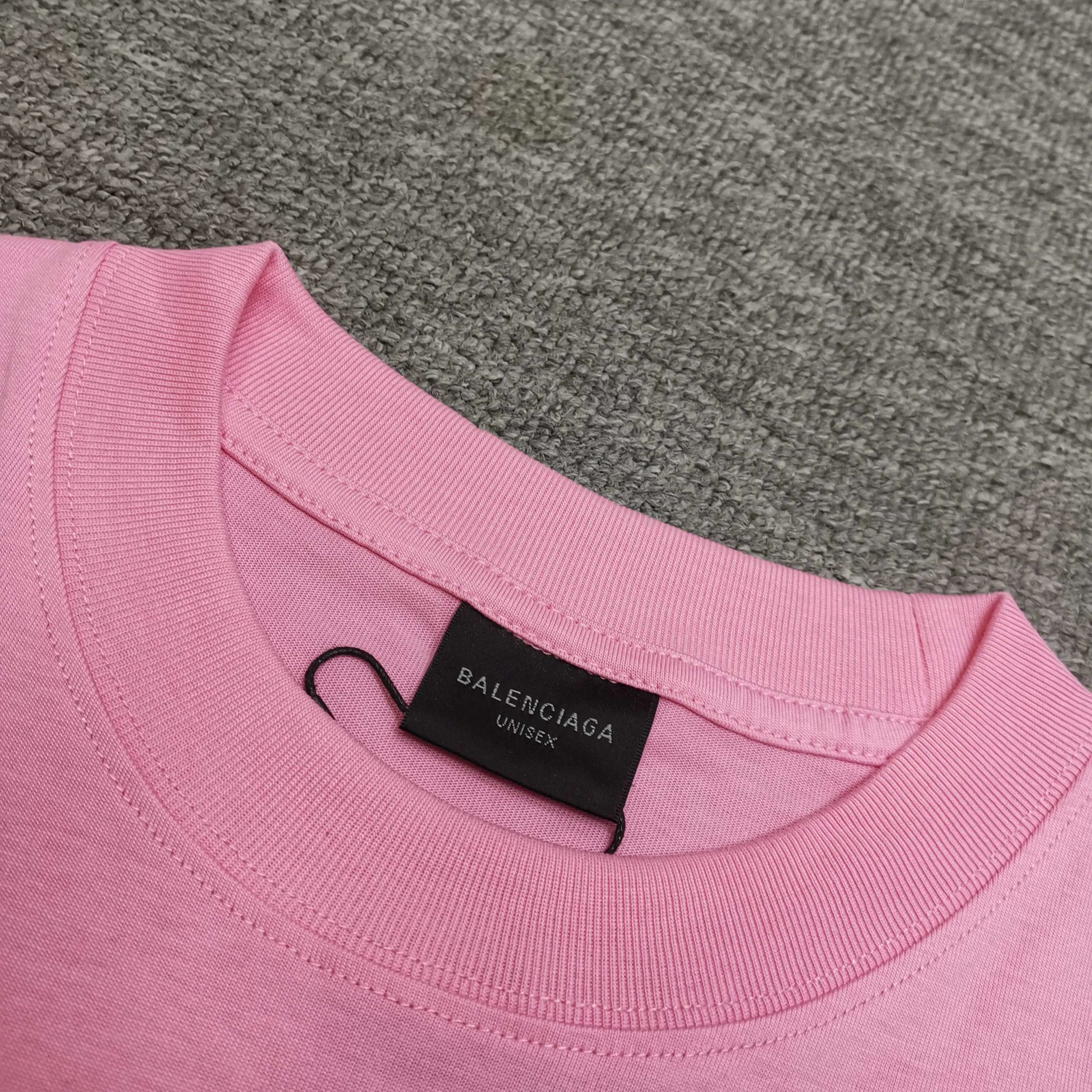 [Top version. Official website quality] BALENCI*GA/Paris.SS25 latest model, Paris Chinese Valentine's Day limited edition, short-sleeved T-shirt with love LOGO embroidery on the front and love LOGO printing on the back. Brick cabinet synchronization. Genuine product development at the first time, welcome to compare! The fabric is made of Paris ZP custom-woven and dyed cotton double yarn. Weighing 260 grams, the cloth surface is clean. The cloth pattern is clear, soft and comfortable. The threads are dyed with no color difference. The embroidery is done using imported Tajima embroidery machines. The printing uses environmentally friendly imported rubber paddles. The letters are clear and the effect is three-dimensional. The version adopts OS loose shoulder design. Same style for men and women. Color: black, red, pink, off-white. Size: XS S M L P260
