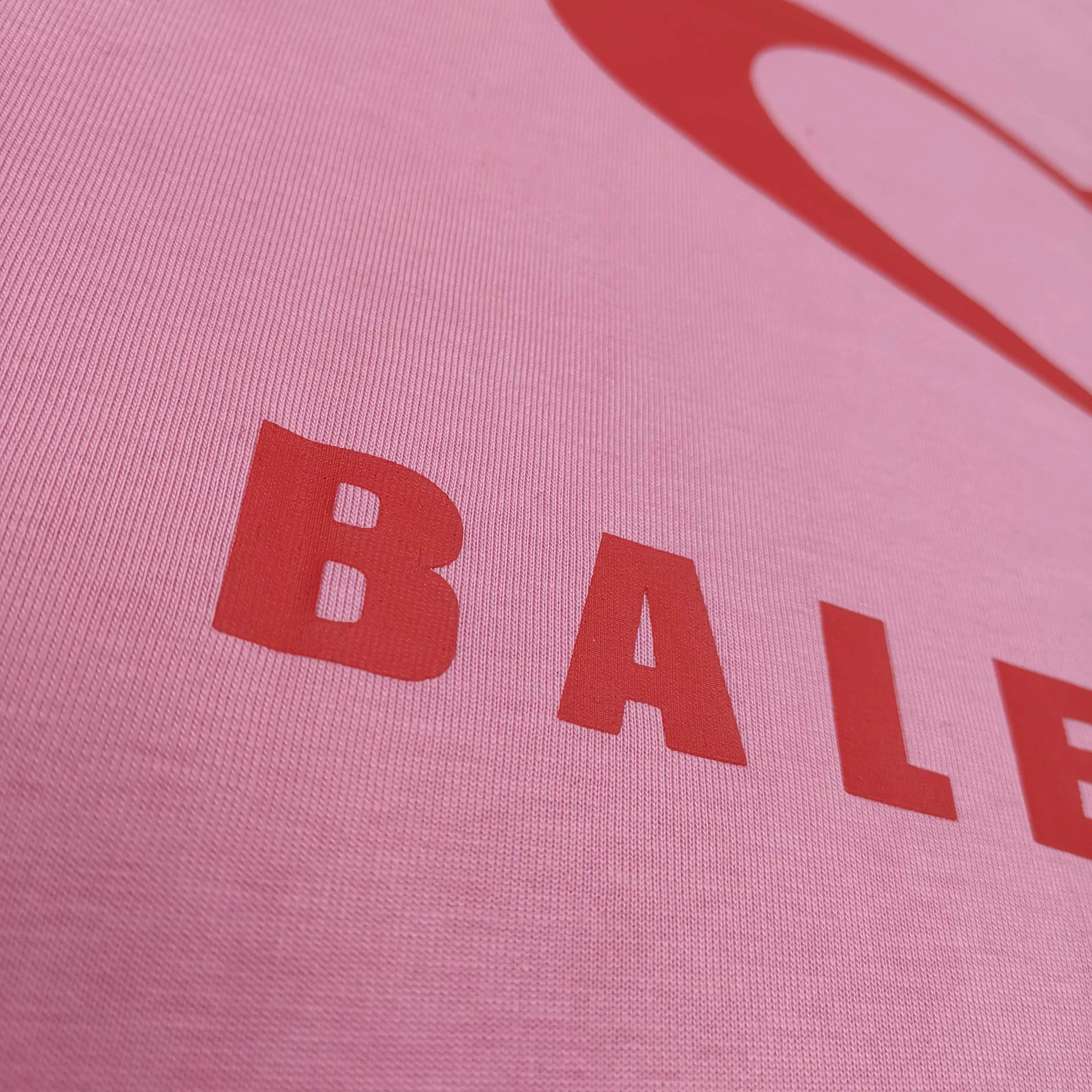 [Top version. Official website quality] BALENCI*GA/Paris.SS25 latest model, Paris Chinese Valentine's Day limited edition, short-sleeved T-shirt with love LOGO embroidery on the front and love LOGO printing on the back. Brick cabinet synchronization. Genuine product development at the first time, welcome to compare! The fabric is made of Paris ZP custom-woven and dyed cotton double yarn. Weighing 260 grams, the cloth surface is clean. The cloth pattern is clear, soft and comfortable. The threads are dyed with no color difference. The embroidery is done using imported Tajima embroidery machines. The printing uses environmentally friendly imported rubber paddles. The letters are clear and the effect is three-dimensional. The version adopts OS loose shoulder design. Same style for men and women. Color: black, red, pink, off-white. Size: XS S M L P260
