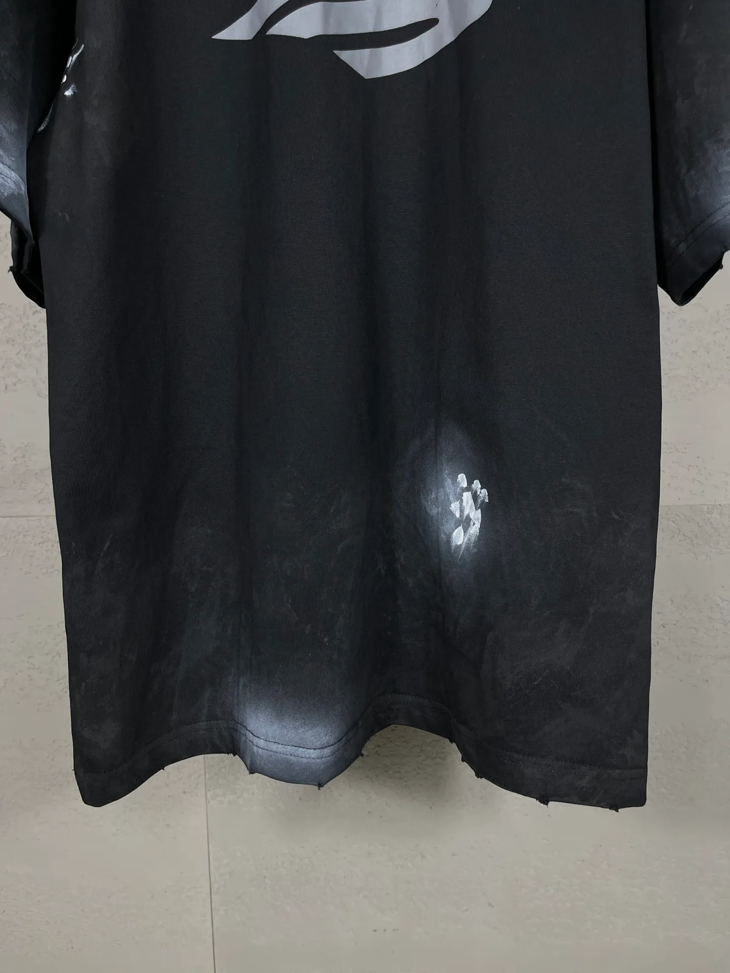 🅿️200 real photos [Top version. Official website quality] BALENCI*GA/Paris. 2024 latest front 3B mud hand-painted washed and distressed short-sleeved T-shirt. Brick cabinet synchronization. ⚠️Difference market currency. YB development. Worn. Hand-painted consistent with ZP. The fabric is made of Paris ZP custom-woven and dyed 100% cotton double yarn compact cotton. The weight is 260 grams, the cloth surface is clean. The cloth pattern is clear, soft and comfortable. The threads are dyed with no color difference. Ready-made garments are hand-painted, spray-painted, worn, distressed, and extra heavy-duty. Comparisons welcome. The version adopts OS loose shoulder design. Same style for men and women. Code: BL223388 Color: black, blue Size: XS. S. M. L
