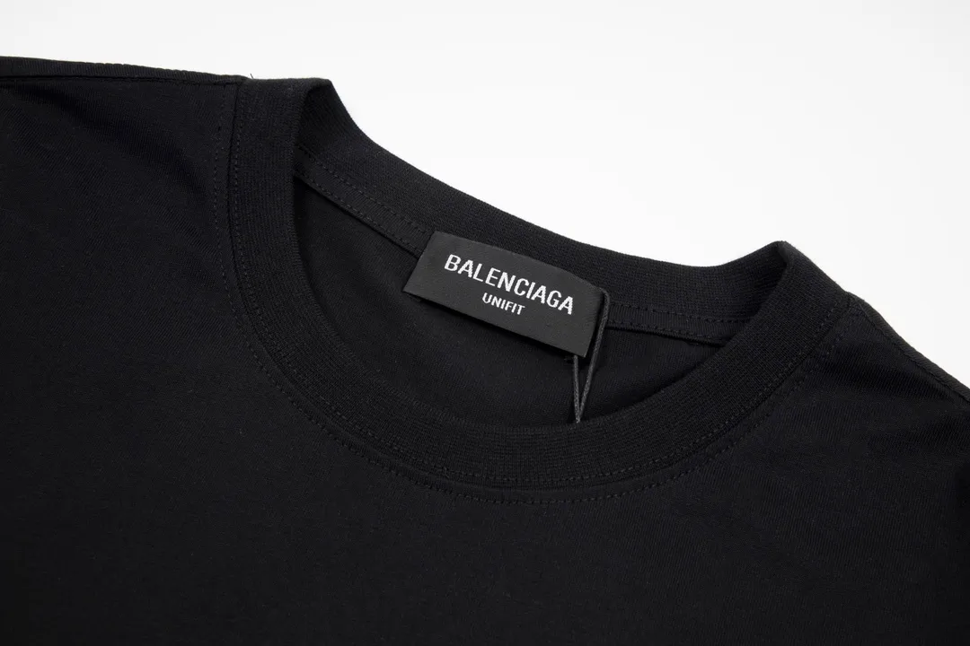 🅿️160 detailed pictures [Top version. Official website quality] BALENCI*GA/Paris. Initialized LOGO printed short-sleeved T-shirt. Brick cabinet synchronization.                       The fabric is made of Paris ZP custom-woven and dyed 100% double yarn compact cotton. The weight is 260 grams. The cloth surface is clean. The cloth pattern is clear, soft and comfortable. The threads are dyed with no color difference. The classic pattern is printed with environmentally friendly imported materials and precision stencils. Three-dimensional effect of pulping. Jubie market ordinary watermark. Restore the brick cabinet. The version adopts the OS loose shoulder version. Same style for men and women. Code: BL223027 Color: Black. White Size: XS S M L
