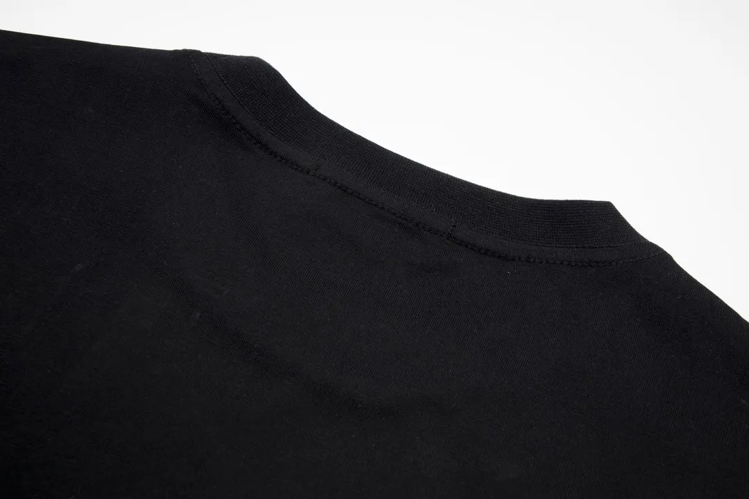 🅿️160 detailed pictures [Top version. Official website quality] BALENCI*GA/Paris. Initialized LOGO printed short-sleeved T-shirt. Brick cabinet synchronization.                       The fabric is made of Paris ZP custom-woven and dyed 100% double yarn compact cotton. The weight is 260 grams. The cloth surface is clean. The cloth pattern is clear, soft and comfortable. The threads are dyed with no color difference. The classic pattern is printed with environmentally friendly imported materials and precision stencils. Three-dimensional effect of pulping. Jubie market ordinary watermark. Restore the brick cabinet. The version adopts the OS loose shoulder version. Same style for men and women. Code: BL223027 Color: Black. White Size: XS S M L