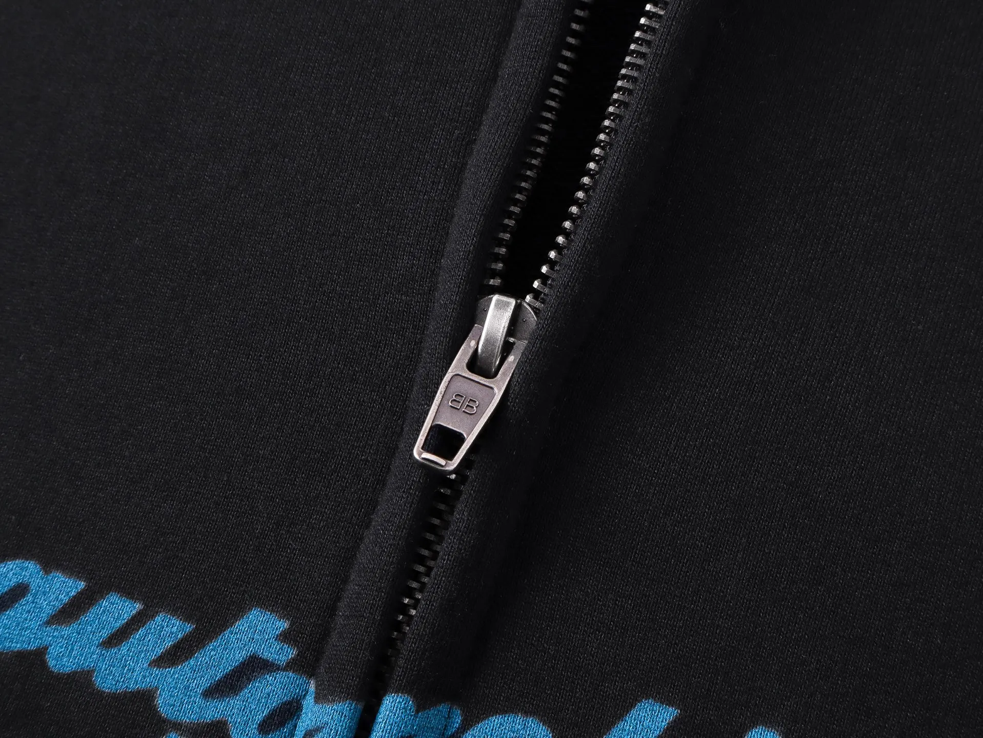 🅿️410 Real photos [Top version. Official website quality] BALENCI*GA/Paris co-branded Lamborghini Lamborghini front and back, left and right sleeves direct-injection printed zipper cardigan sweatshirt SS25 latest model. Research and development at the first time, different market currencies. Comparisons welcome. The fabric is made of Paris ZP custom-woven and dyed cotton sweatshirt. Weighing 460 grams, the cloth surface is clean. The cloth pattern is clear, soft and comfortable. The threads are dyed with no color difference. Printing adopts computer direct printing. The pattern letters are clear, three-dimensional and without burrs. Jubie market produces pictures based on pictures. Welcome to compare. The version adopts OS loose shoulder design. Same style for men and women. Code: BL259909 Color: Black Size: XS S M L