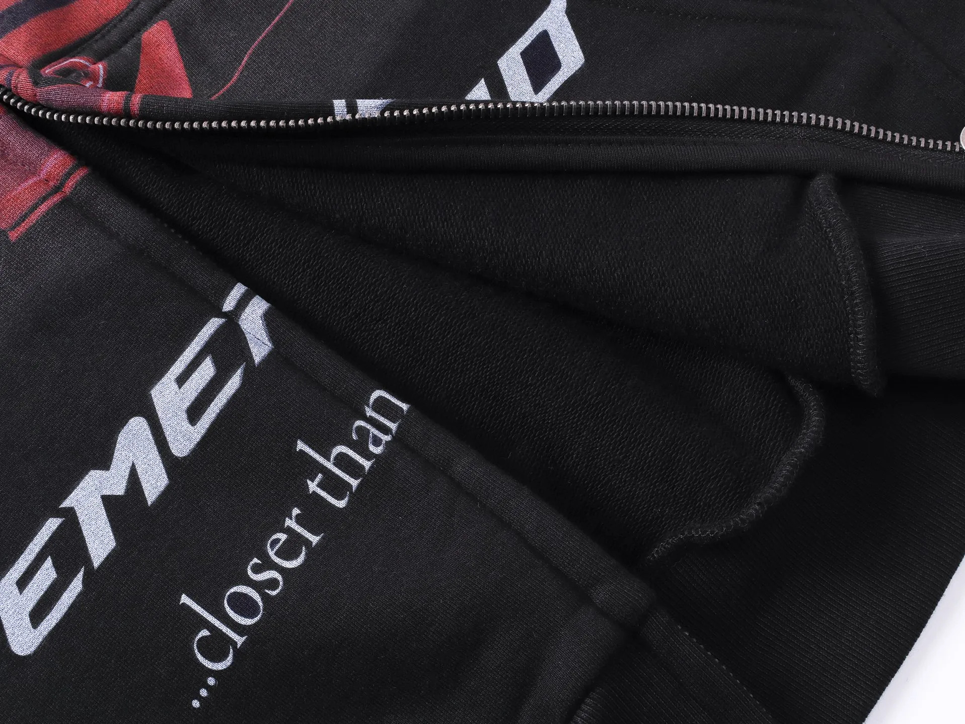 🅿️410 Real photos [Top version. Official website quality] BALENCI*GA/Paris co-branded Lamborghini Lamborghini front and back, left and right sleeves direct-injection printed zipper cardigan sweatshirt SS25 latest model. Research and development at the first time, different market currencies. Comparisons welcome. The fabric is made of Paris ZP custom-woven and dyed cotton sweatshirt. Weighing 460 grams, the cloth surface is clean. The cloth pattern is clear, soft and comfortable. The threads are dyed with no color difference. Printing adopts computer direct printing. The pattern letters are clear, three-dimensional and without burrs. Jubie market produces pictures based on pictures. Welcome to compare. The version adopts OS loose shoulder design. Same style for men and women. Code: BL259909 Color: Black Size: XS S M L
