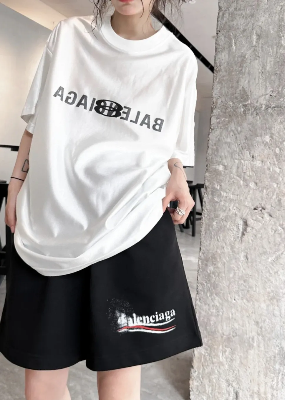 ♻️💯Refer to the model picture for the upper body❤️The top version of Balenciga/Balenciaga Dissolved Coca-Cola shorts are the same style for male and female stars. Pure cotton terry fabric, thick to the touch, contrast-dyed fabric, hand-painted spray-dissolved effect pattern, ultra-fine flat screen printing process, full of fashion sense, using fine gauze material as the screen, custom-dyed pure cotton fabric, OS version, complete with three standards, the same style for men and women. New style shorts, pure cotton terry fabric, thin fabric is soft and comfortable, the whole body is heavily distressed and washed, the latest Coke atomized watermark design, loose fit, same as for men and women, size xssml [Washing instructions: Cotton, hand wash recommended, gentle pressure, wash with warm or cold water below 30℃, separate dark and light colors during washing, not suitable for exposure to the sun] Size: S-XL Color: black and white P:310