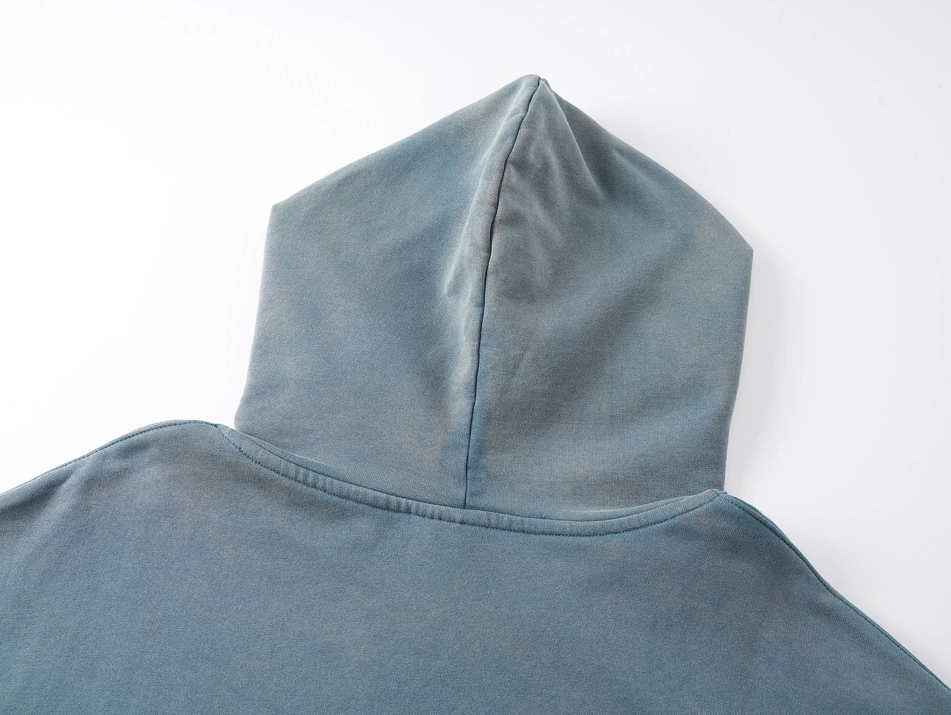🅿️340 real photos [Top version. Official website quality] BALENCI*G*/25 new autumn and winter style. Washed and distressed hooded sweatshirt with Paris LOGO embroidered on the front and back. Ready-made garments are sprayed with horse wash to make them look old. The fabric adopts batik process. SS25 latest model. Research and development at the first time, different market currencies. Comparisons welcome. The fabric is made of Paris ZP custom-woven, custom-dyed and batik cotton sweatshirt. Weighing 460 grams, the cloth surface is clean. The cloth pattern is clear, soft and comfortable. The threads are dyed with no color difference. The embroidery is done with embroidery machines imported from Tajima, and the garments are washed and worn to make them look old. Jubie market currency. Welcome to compare. The version adopts OS loose shoulder style. Same style for men and women. Code: BL259935 Color: washed purple, washed blue Size: XS S M L