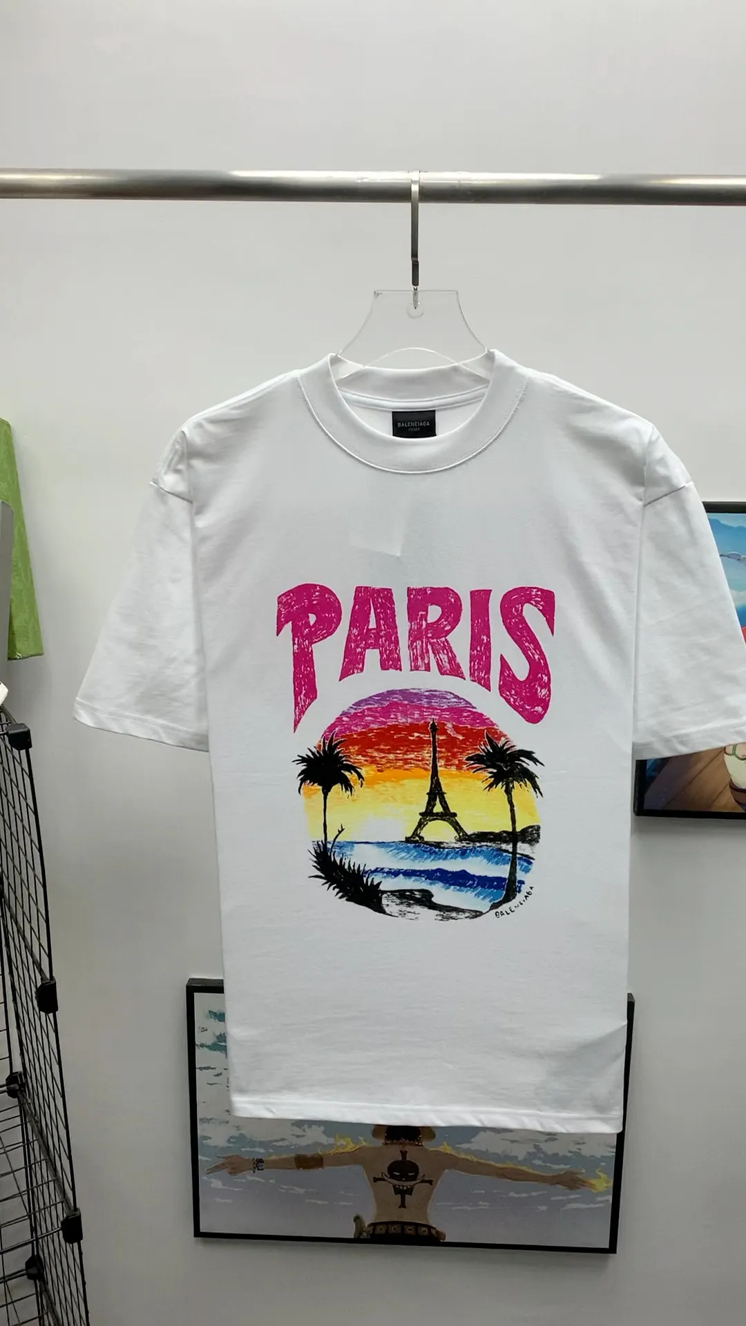 Frontal real shot video————Top tested version 𝐁A𝐋EN𝐂IA𝐆A/Balenciaga Sunset Paris Eiffel Tower T-shirt Fabric: Double yarn 32 counts 240g - Counter synchronization #The highest version on the market The original development of custom-woven fabric technology and washing treatment Full of thickness The texture is different from market products Highly restored #Original mold opening Use imported elliptical machine printing Each print is neatly aligned without burrs Hand-printed front and rear platens Precision mesh production screen, imported environmentally friendly slurry scraper, letters clearly restored, letter spacing, size consistent with the original version, highly restored 24ss, best-selling model on the market, same style for men and women size: xs s m l color: white black P: 290