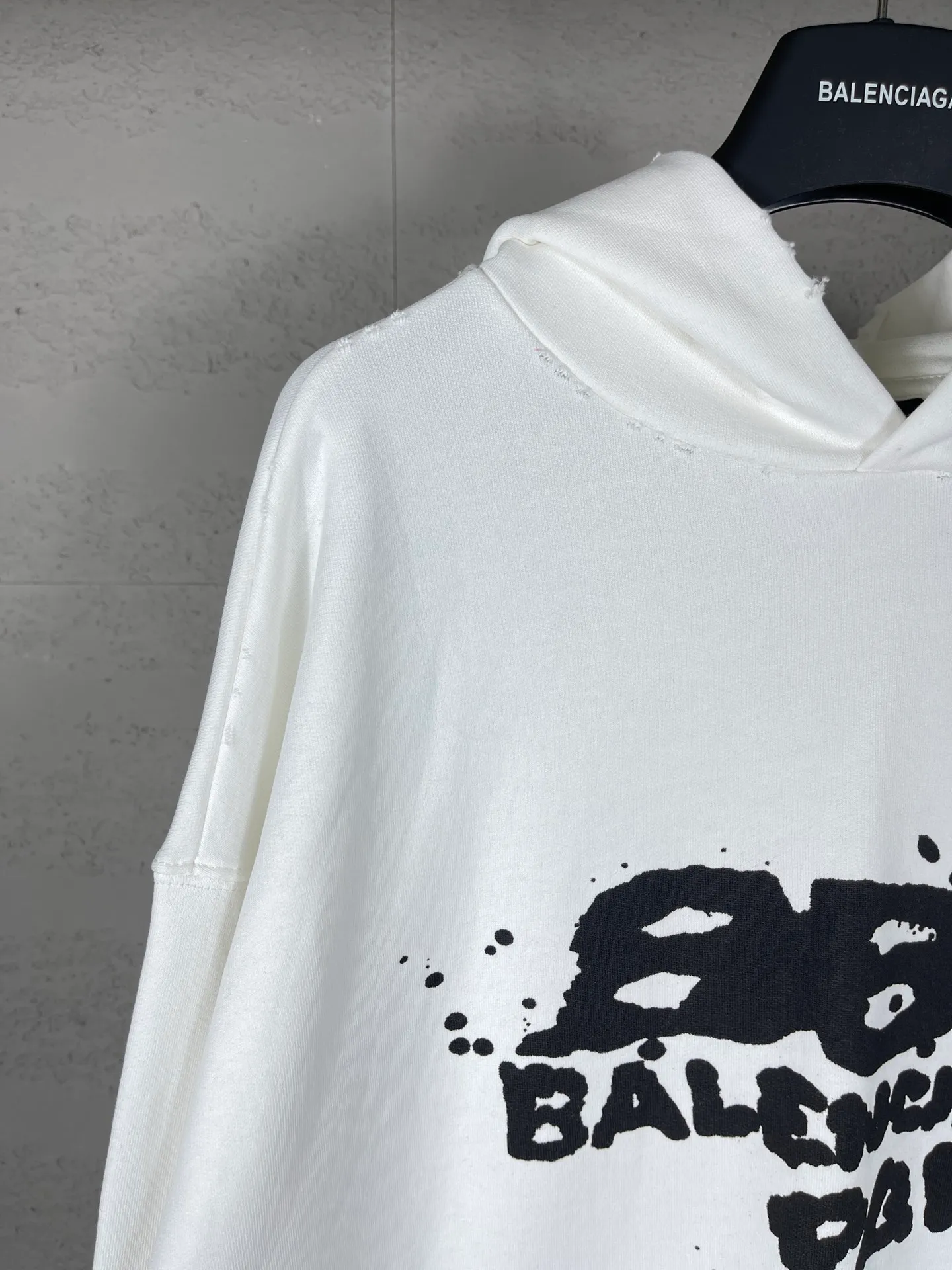 🅿️300 real photos [Top version. Official website quality] BALENCI*GA/Paris BALENCI*GA#BB hand-painted graffiti long-sleeved hooded sweatshirt. 2023 autumn and winter new products. Brick cabinet synchronization. The fabric is made of Paris ZP custom-woven and dyed cotton double yarn David sweater. The weight is 450 grams, the cloth surface is clean. The cloth texture is clear. Soft and comfortable. Good color fastness. Not easy to change color. The threads are woven and dyed with no color difference. The printing uses a round machine hand-painted effect. No burrs. The color follows the original board. The whole piece of clothing is hand-made and worn. The brick cabinet is restored. The version adopts the OS loose shoulder style. Same style for men and women. Coding: BL238018 Color: black, white, gray blue, pink Size: XS S M L