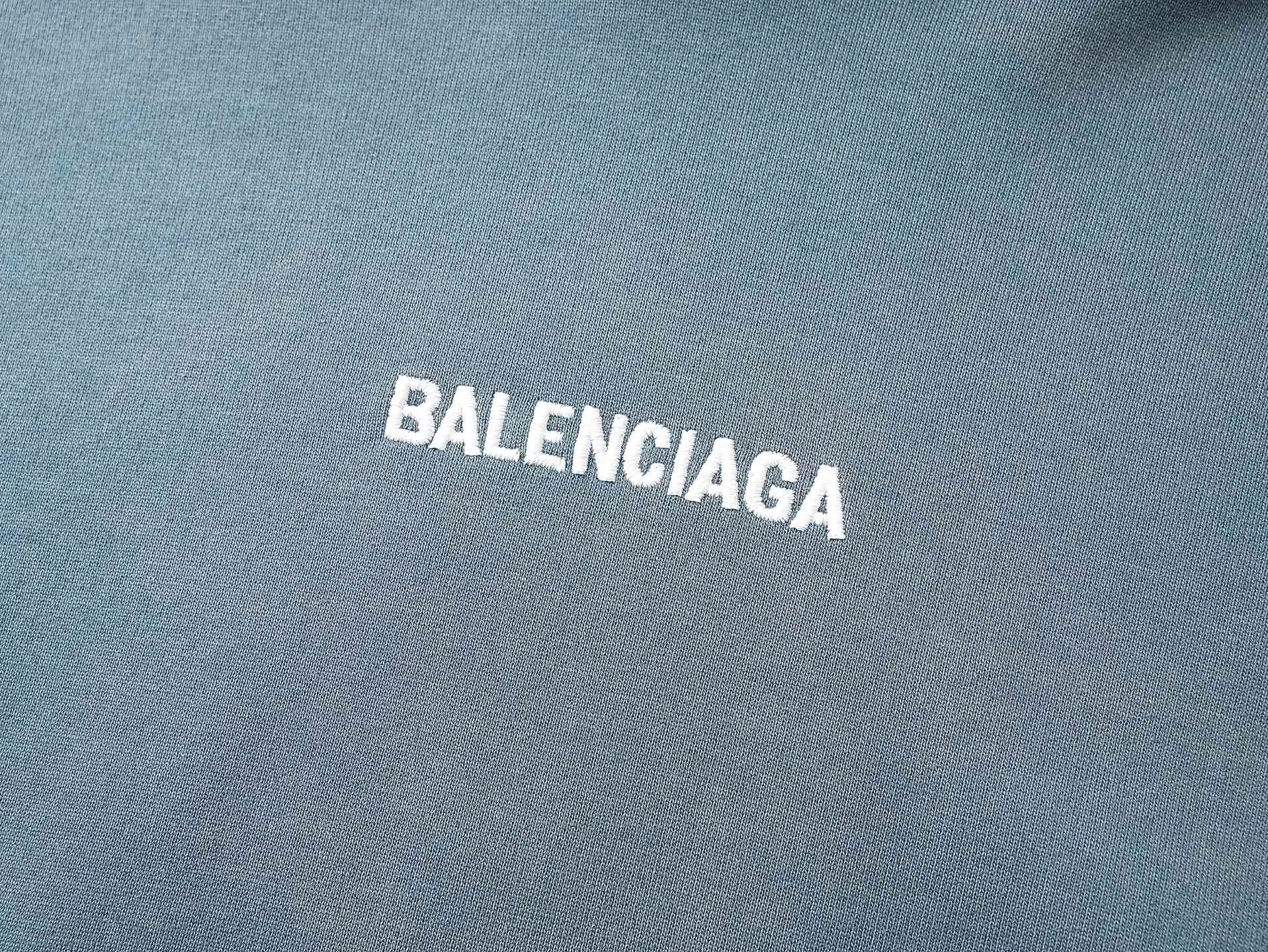 🅿️370 BALENCI*GA Paris small letter embroidery hooded long-sleeved sweatshirt. The front pattern is imported from Tajima embroidery machine. The ready-made clothes are sprayed with horse wash to make them old. The letters are clear. The effect is three-dimensional. Exclusively pattern-woven and dyed 460g fabric. Threads are dyed in the same vat with zero color difference. Brick cabinet synchronization. Welcome to compare. Same style for men and women -Color: washed purple washed blue -SIZE: Xs S M L Style number 8969#