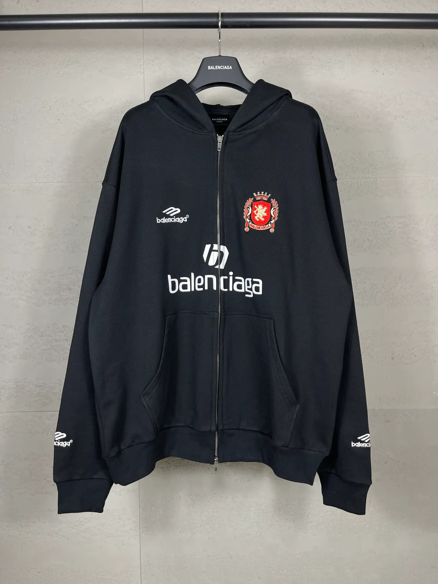 🅿️380 real shots [Top version. Official website quality] BALENCI*GA/Paris new model. Co-branded Manchester United football sportswear LOGO embroidered printed cardigan hooded sweatshirt. The craftsmanship is extremely complex and the market currency is very different. Welcome to compare🆚. The fabric is made of Paris ZP custom-woven and dyed cotton sweatshirt. Weighing 460 grams, the cloth surface is clean. The cloth pattern is clear, soft and comfortable. The threads are dyed with no color difference. The classic pattern embroidery is embroidered by Tajima imported embroidery machine, and the printing uses imported glue. The letters are clear, three-dimensional and without burrs. Jubie market produces pictures based on pictures. Welcome to compare. The version adopts OS loose shoulder design. Same style for men and women. Code: BL238927 Color: black, white Size: XS S M L