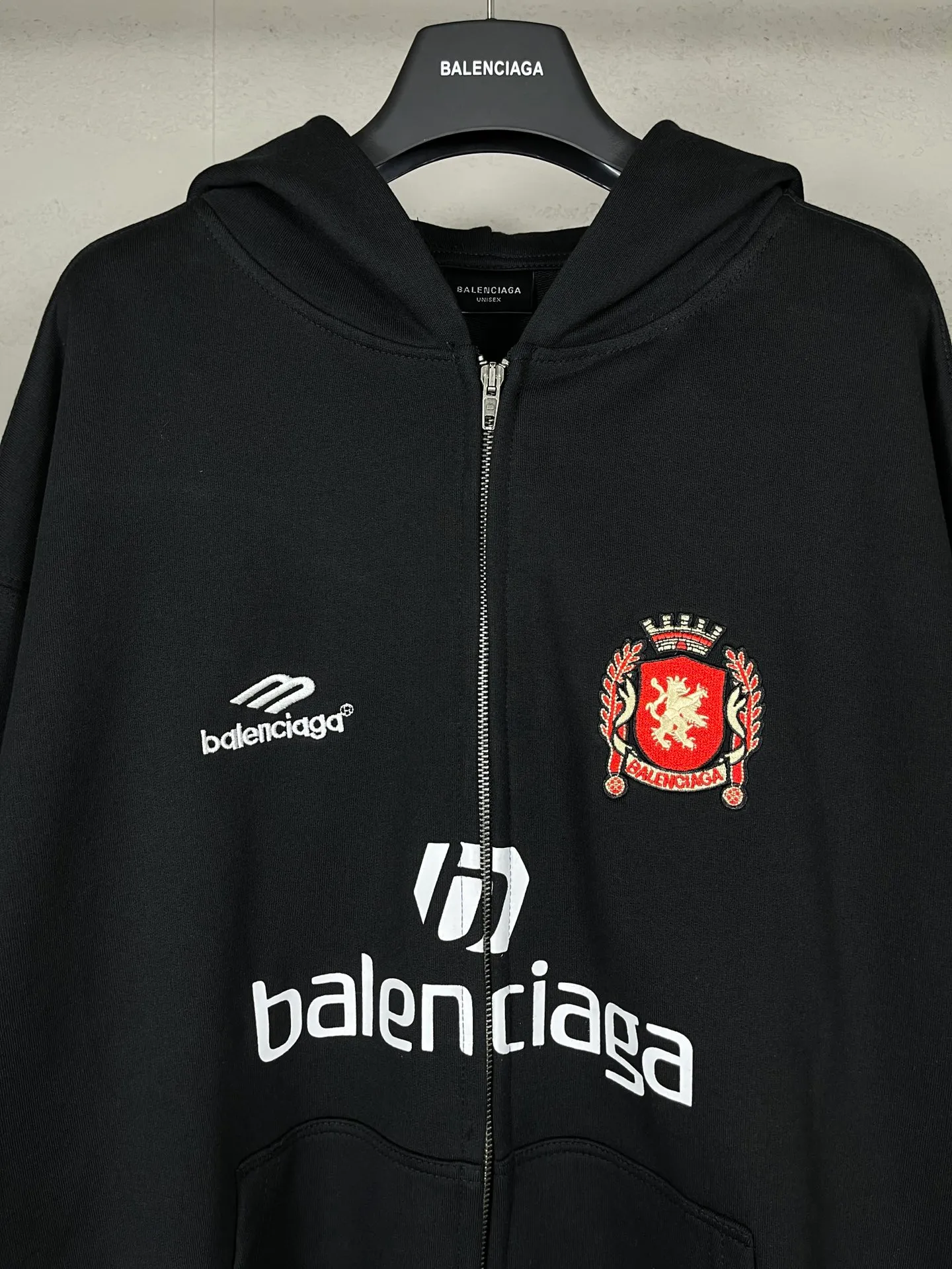 🅿️380 real shots [Top version. Official website quality] BALENCI*GA/Paris new model. Co-branded Manchester United football sportswear LOGO embroidered printed cardigan hooded sweatshirt. The craftsmanship is extremely complex and the market currency is very different. Welcome to compare🆚. The fabric is made of Paris ZP custom-woven and dyed cotton sweatshirt. Weighing 460 grams, the cloth surface is clean. The cloth pattern is clear, soft and comfortable. The threads are dyed with no color difference. The classic pattern embroidery is embroidered by Tajima imported embroidery machine, and the printing uses imported glue. The letters are clear, three-dimensional and without burrs. Jubie market produces pictures based on pictures. Welcome to compare. The version adopts OS loose shoulder design. Same style for men and women. Code: BL238927 Color: black, white Size: XS S M L