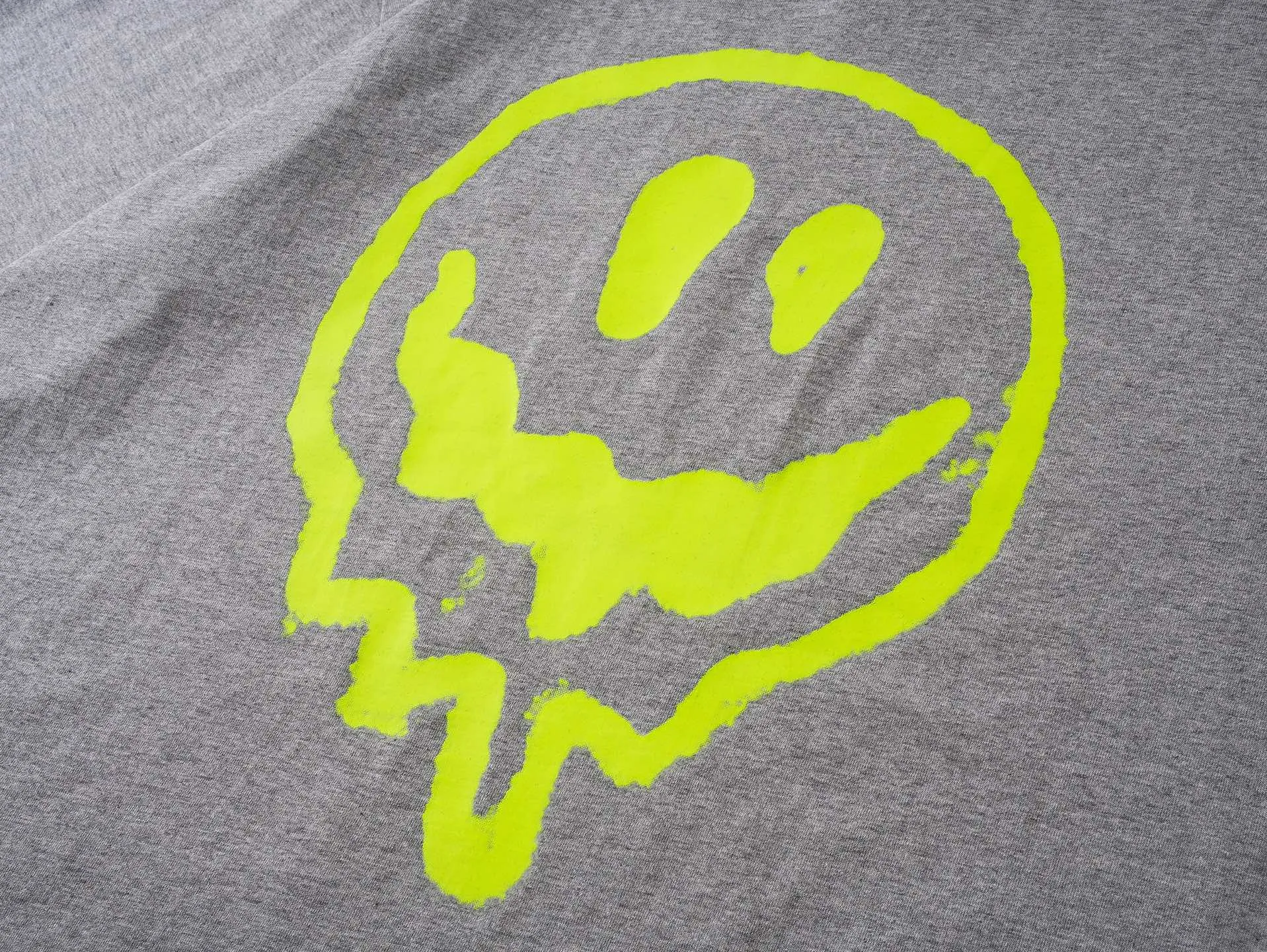 🅿️194 real photos [top version. official website quality] BALENCI*GA/25 new model. The front is directly printed with hithg there + dripley art work + luminous effect, aliens are printed on the front, smiley faces are printed on the back, short-sleeved T-shirt with embroidered letters on the right sleeve # SS25 latest style. Research and development at the first time, different market currencies. Comparisons welcome. The fabric is made of Paris ZP custom-woven and dyed cotton double yarn. Weighing 260 grams, the cloth surface is clean. The cloth pattern is clear, soft and comfortable. The threads are dyed with no color difference. Printing adopts computer direct printing. Jubie market currency. Welcome to compare. The version adopts OS loose shoulder design. Same style for men and women. Code: BL253683 Color: off-white, black, floral gray Size: XS S M L