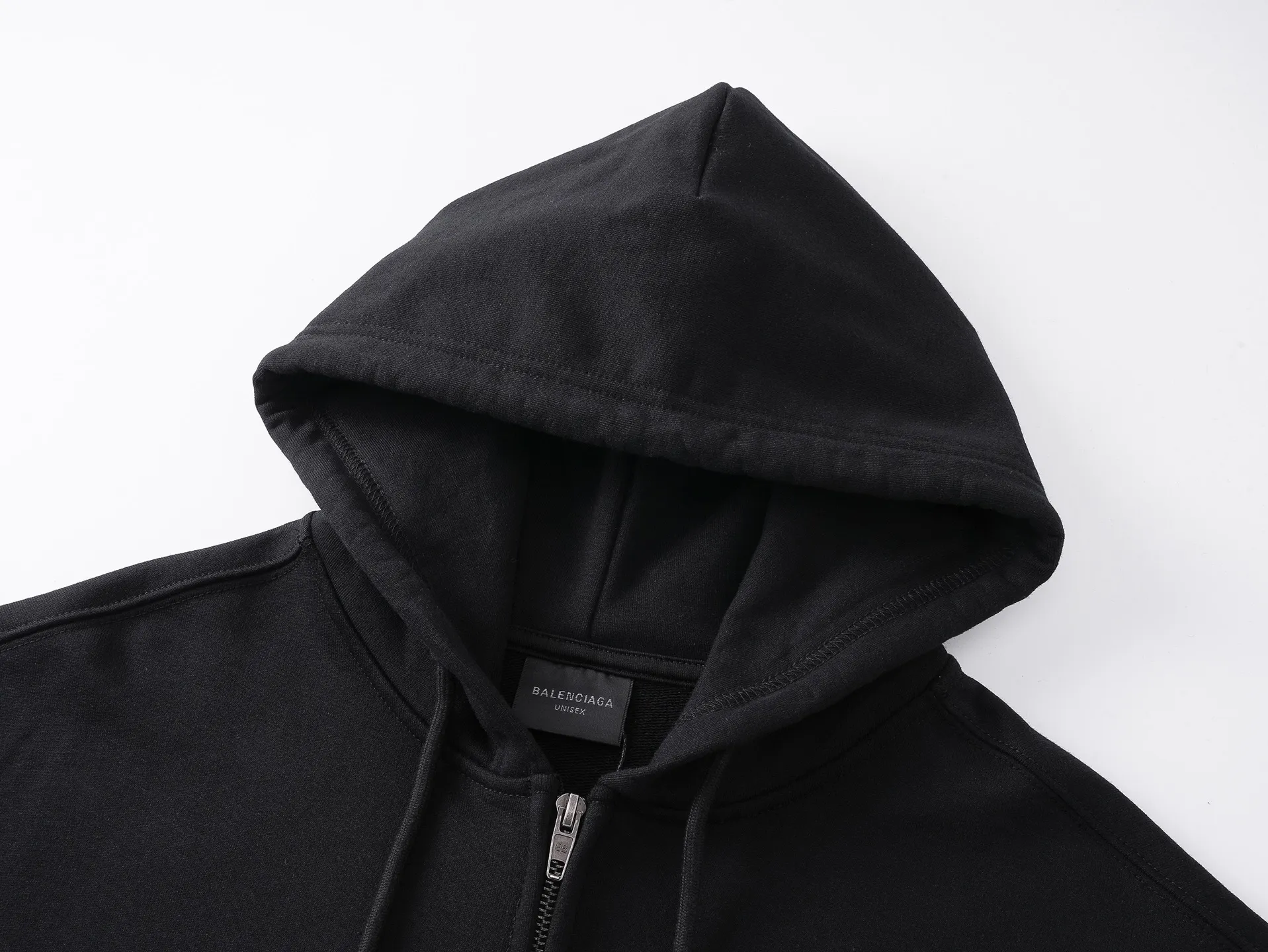 🅿️380 detailed pictures [Top version. Official website quality] BALENCI*GA/Paris. 25ss latest model. Masking tape pulp printed cardigan zipper hooded sweatshirt. The brick cabinets are synchronized. The fabric is made of Paris ZP custom-woven and dyed cotton sweatshirt. Weighing 460 grams, the cloth surface is clean. The cloth pattern is clear, soft and comfortable, and the threads are dyed with no color difference. The classic pattern is printed with environmentally friendly imported materials, and the tape pattern is glued. The letters are clear and the effect is three-dimensional. Restored brick cabinets. Different market currencies, welcome to compare. The version adopts OS loose shoulder design. The same style for men and women. Code: BL259902 Color: black, off-white Size: XS S M L