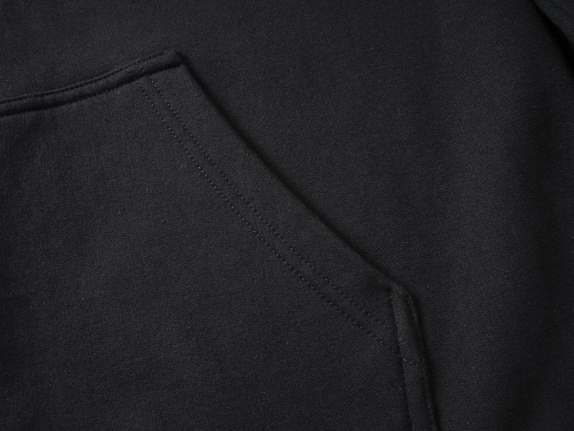 🅿️380 detailed pictures [Top version. Official website quality] BALENCI*GA/Paris. 25ss latest model. Masking tape pulp printed cardigan zipper hooded sweatshirt. The brick cabinets are synchronized. The fabric is made of Paris ZP custom-woven and dyed cotton sweatshirt. Weighing 460 grams, the cloth surface is clean. The cloth pattern is clear, soft and comfortable, and the threads are dyed with no color difference. The classic pattern is printed with environmentally friendly imported materials, and the tape pattern is glued. The letters are clear and the effect is three-dimensional. Restored brick cabinets. Different market currencies, welcome to compare. The version adopts OS loose shoulder design. The same style for men and women. Code: BL259902 Color: black, off-white Size: XS S M L