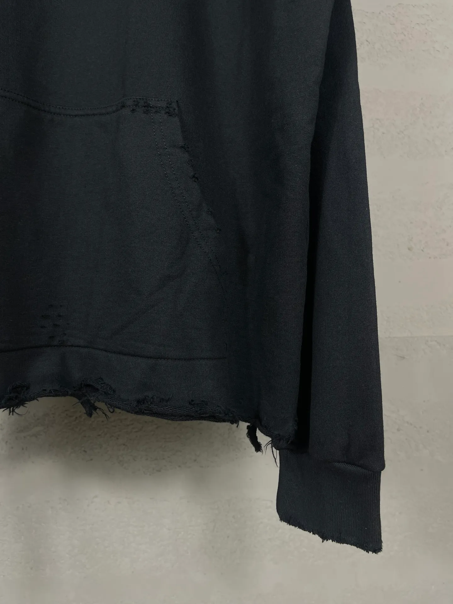 🅿️350 real photos [Top version. Official website quality] BALENCI*GA/Paris BALENCI*GA# New model, classic LOGO embroidery, washed, frayed and damaged hem, greatly distressed hooded sweatshirt. Brick cabinet synchronization. The worn and worn ZP is the same, welcome to compare. The fabric is made of Paris ZP custom-woven and dyed cotton terry Davidson. The weight is 460 grams. The cloth surface is clean. The cloth pattern is clear. Soft and comfortable. The color fastness is good. It is not easy to change color. The threads are woven and dyed with no color difference. The embroidery uses a Tajima embroidery machine, the letters are three-dimensional, the garment is washed and worn, and the hem is worn and worn in all directions, extra heavy craftsmanship. Comparisons welcome. Restore brick cabinet. The version adopts OS loose shoulder style. Same style for men and women. Code: BL238951 Color: Black Size: XS S M L