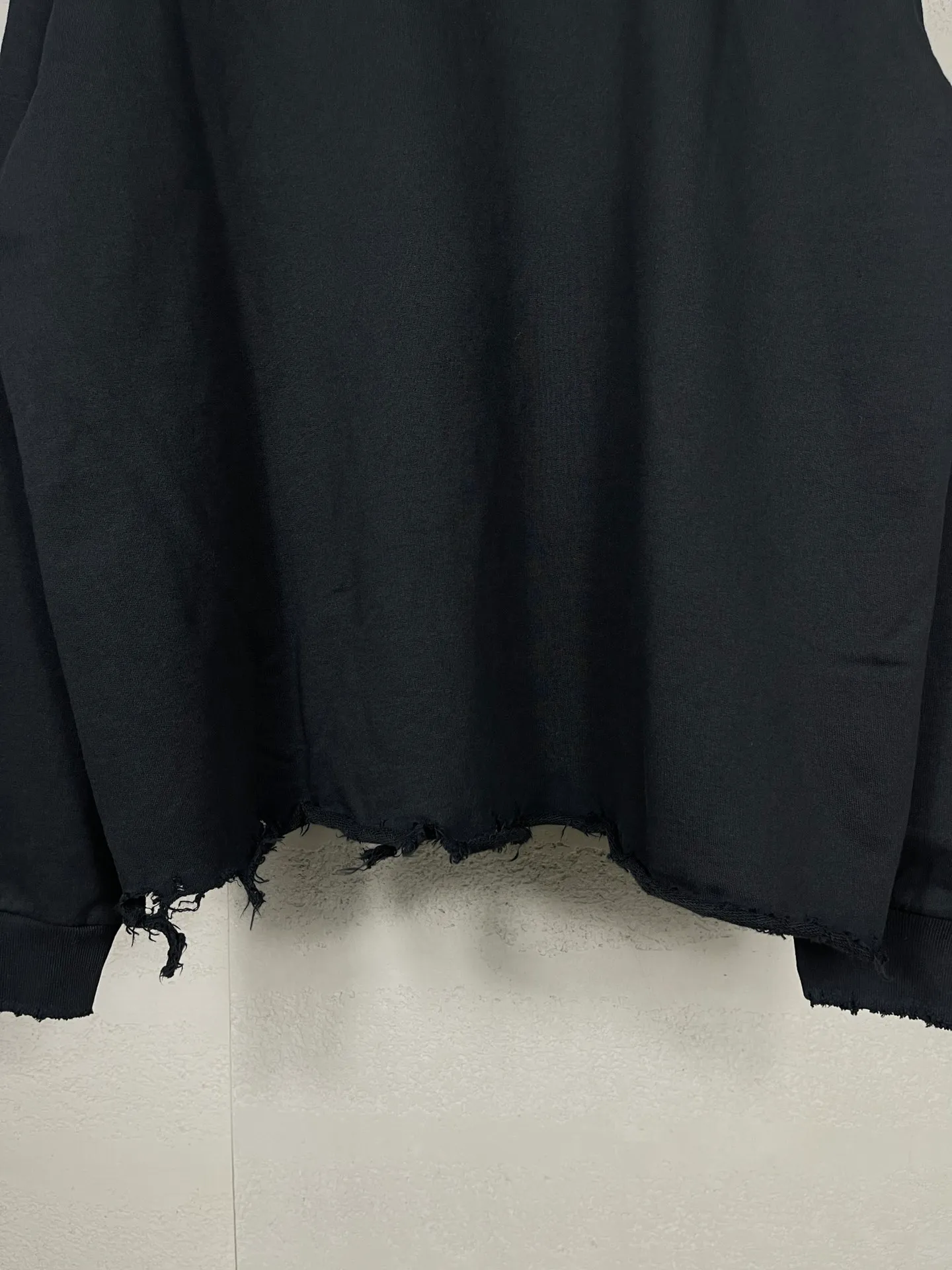 🅿️350 real photos [Top version. Official website quality] BALENCI*GA/Paris BALENCI*GA# New model, classic LOGO embroidery, washed, frayed and damaged hem, greatly distressed hooded sweatshirt. Brick cabinet synchronization. The worn and worn ZP is the same, welcome to compare. The fabric is made of Paris ZP custom-woven and dyed cotton terry Davidson. The weight is 460 grams. The cloth surface is clean. The cloth pattern is clear. Soft and comfortable. The color fastness is good. It is not easy to change color. The threads are woven and dyed with no color difference. The embroidery uses a Tajima embroidery machine, the letters are three-dimensional, the garment is washed and worn, and the hem is worn and worn in all directions, extra heavy craftsmanship. Comparisons welcome. Restore brick cabinet. The version adopts OS loose shoulder style. Same style for men and women. Code: BL238951 Color: Black Size: XS S M L