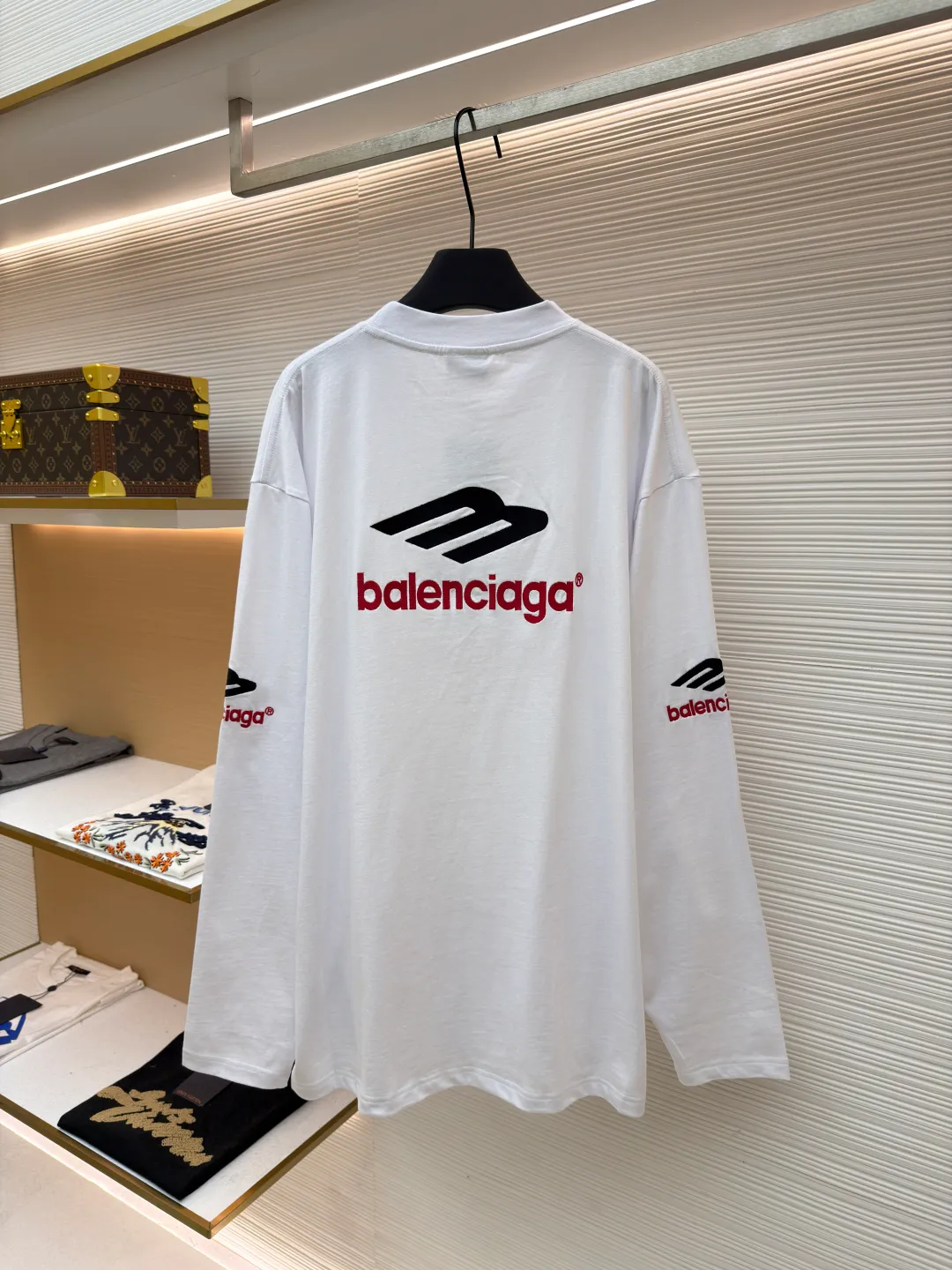 Balenciaga letter embroidered round neck long sleeves ●Original version: Purchased and developed by 8959 ●Item number: 1681820-A30 ●Fabric: pure cotton fabric ●Technology: embroidery production ●Color: white ●Version: loose fit ●Weight: about 430 grams ●Size: XS-S-M-L ●Description: This Balenciaga dark gray long-sleeved top is made of heavyweight pure cotton fabric and has been treated with distressed washing to give it a soft matte texture, taking into account both comfort and stiffness. The core logo on the body adopts three-dimensional towel embroidery technology: the red brand symbol and white letter embroidery are full and three-dimensional, with clear texture and not easy to fall off; the cuffs are matched with the same series of embroidered logos, and the details echo the overall design. The neckline has a half-high ribbed structure, and elastic knitting ensures a good fit; the body is cut in a loose-shoulder style, with neat stitching and fine hemming on the edges. It not only retains the casualness of street style, but also embodies the craftsmanship of luxury items. The overall wiring is straight and delicate, the fabric is comfortable and soft, and the color is consistent without color difference. It can be matched with the same style to create a fashionable look and control various occasions. Customized accessories, complete with three standards, same style for men and women!
