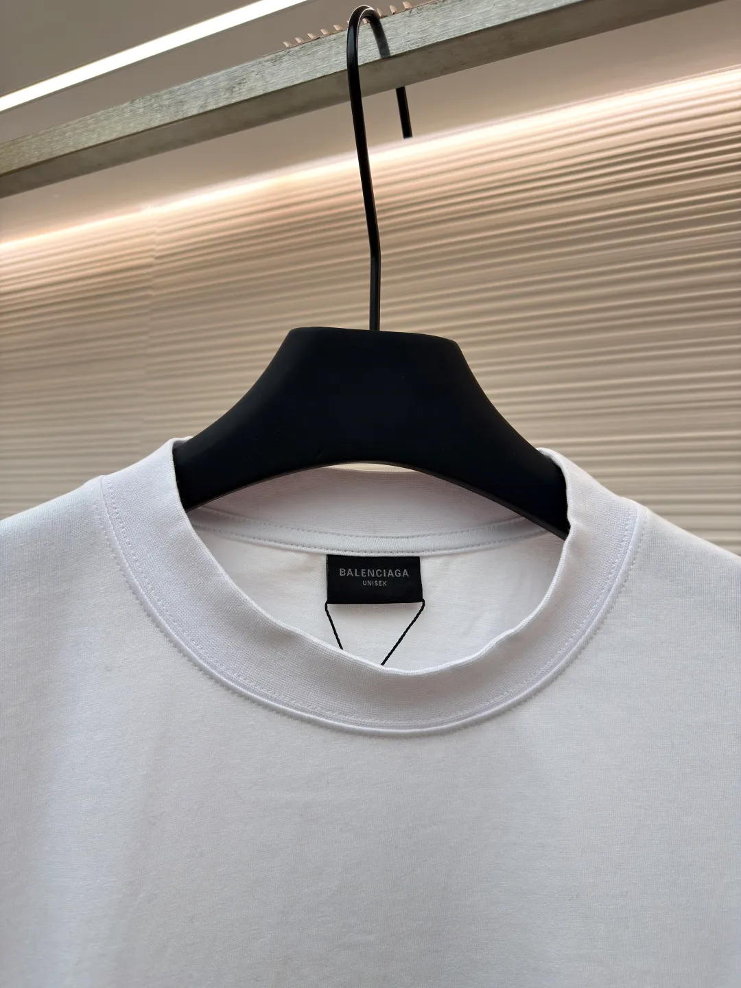 Balenciaga letter embroidered round neck long sleeves ●Original version: Purchased and developed by 8959 ●Item number: 1681820-A30 ●Fabric: pure cotton fabric ●Technology: embroidery production ●Color: white ●Version: loose fit ●Weight: about 430 grams ●Size: XS-S-M-L ●Description: This Balenciaga dark gray long-sleeved top is made of heavyweight pure cotton fabric and has been treated with distressed washing to give it a soft matte texture, taking into account both comfort and stiffness. The core logo on the body adopts three-dimensional towel embroidery technology: the red brand symbol and white letter embroidery are full and three-dimensional, with clear texture and not easy to fall off; the cuffs are matched with the same series of embroidered logos, and the details echo the overall design. The neckline has a half-high ribbed structure, and elastic knitting ensures a good fit; the body is cut in a loose-shoulder style, with neat stitching and fine hemming on the edges. It not only retains the casualness of street style, but also embodies the craftsmanship of luxury items. The overall wiring is straight and delicate, the fabric is comfortable and soft, and the color is consistent without color difference. It can be matched with the same style to create a fashionable look and control various occasions. Customized accessories, complete with three standards, same style for men and women!