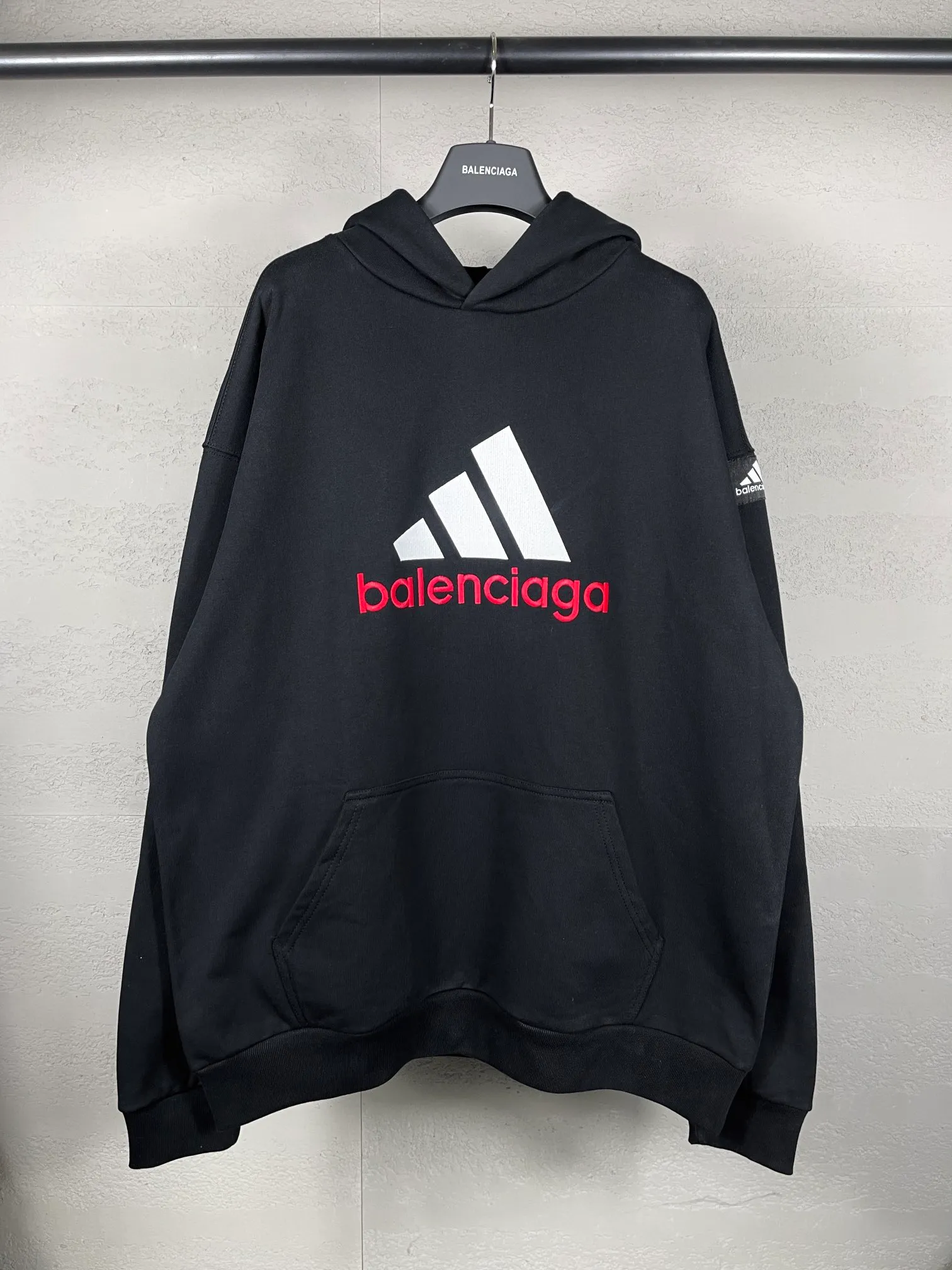 🅿️330 real photos [Top version. Official website quality] BALENCI*GA/Paris co-branded Adidas classic LOGO combination on the front, embroidered hooded sweatshirt. The fabric is made of Paris ZP custom-woven and dyed cotton double yarn. Weighing 450 grams, the cloth surface is clean. The cloth pattern is clear, soft and comfortable. The color fastness is good. It is not easy to change color. The threads are dyed with no color difference. The classic letter LOGO embroidery is embroidered using imported Tajima embroidery machine. The lines are clear and the effect is three-dimensional. Restored brick cabinets. The version adopts OS loose shoulder design. Same style for men and women. Code: BL238096 Color: Black Size: XS S M L