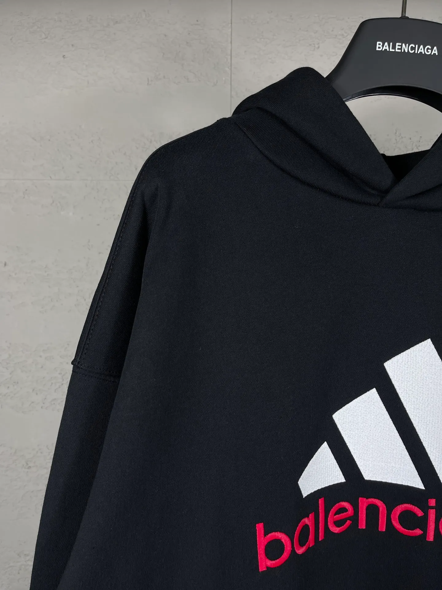 🅿️330 real photos [Top version. Official website quality] BALENCI*GA/Paris co-branded Adidas classic LOGO combination on the front, embroidered hooded sweatshirt. The fabric is made of Paris ZP custom-woven and dyed cotton double yarn. Weighing 450 grams, the cloth surface is clean. The cloth pattern is clear, soft and comfortable. The color fastness is good. It is not easy to change color. The threads are dyed with no color difference. The classic letter LOGO embroidery is embroidered using imported Tajima embroidery machine. The lines are clear and the effect is three-dimensional. Restored brick cabinets. The version adopts OS loose shoulder design. Same style for men and women. Code: BL238096 Color: Black Size: XS S M L