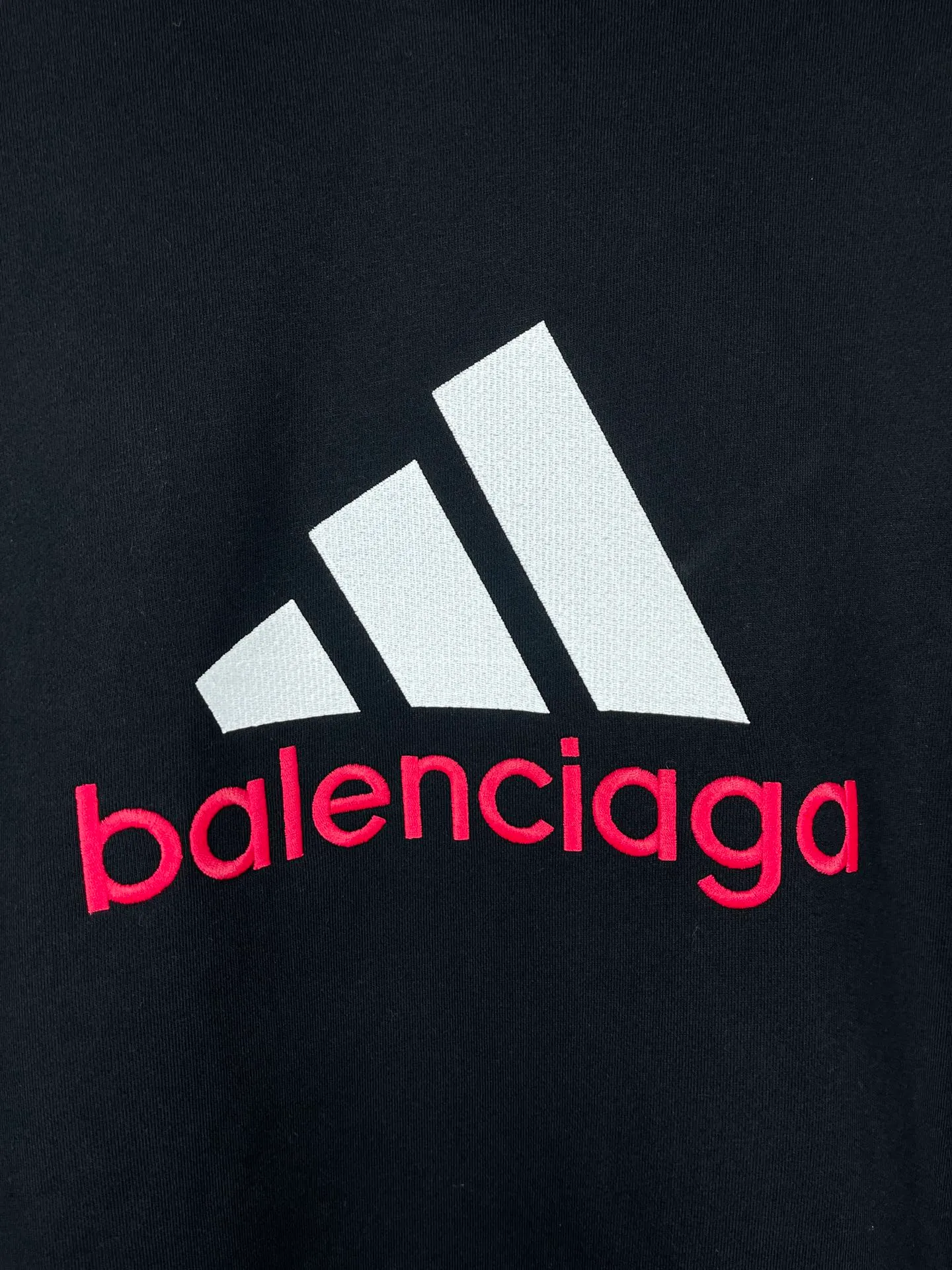 🅿️330 real photos [Top version. Official website quality] BALENCI*GA/Paris co-branded Adidas classic LOGO combination on the front, embroidered hooded sweatshirt. The fabric is made of Paris ZP custom-woven and dyed cotton double yarn. Weighing 450 grams, the cloth surface is clean. The cloth pattern is clear, soft and comfortable. The color fastness is good. It is not easy to change color. The threads are dyed with no color difference. The classic letter LOGO embroidery is embroidered using imported Tajima embroidery machine. The lines are clear and the effect is three-dimensional. Restored brick cabinets. The version adopts OS loose shoulder design. Same style for men and women. Code: BL238096 Color: Black Size: XS S M L
