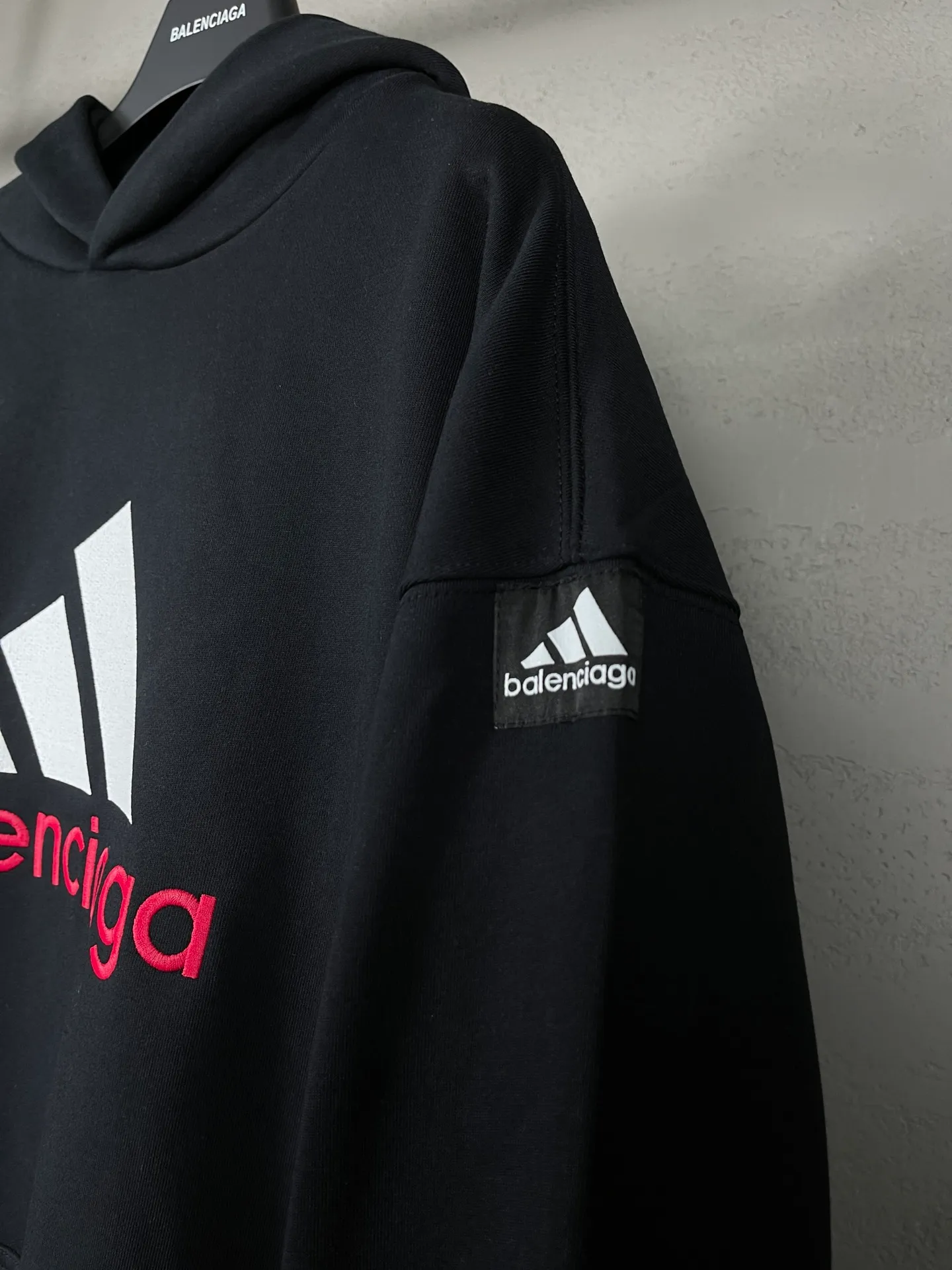 🅿️330 real photos [Top version. Official website quality] BALENCI*GA/Paris co-branded Adidas classic LOGO combination on the front, embroidered hooded sweatshirt. The fabric is made of Paris ZP custom-woven and dyed cotton double yarn. Weighing 450 grams, the cloth surface is clean. The cloth pattern is clear, soft and comfortable. The color fastness is good. It is not easy to change color. The threads are dyed with no color difference. The classic letter LOGO embroidery is embroidered using imported Tajima embroidery machine. The lines are clear and the effect is three-dimensional. Restored brick cabinets. The version adopts OS loose shoulder design. Same style for men and women. Code: BL238096 Color: Black Size: XS S M L