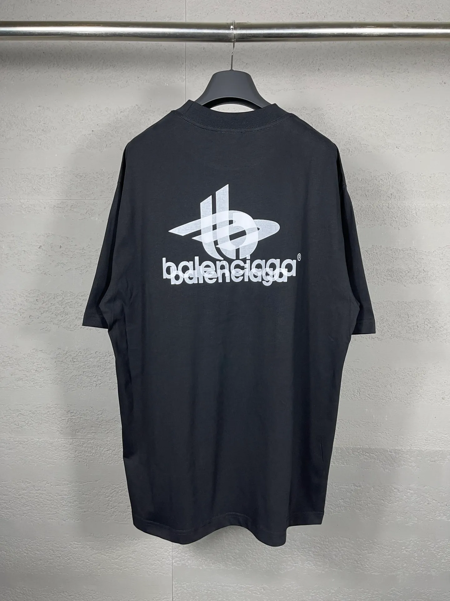 🅿️170 real photos [Top version. Official website quality] BALENCI*GA/Paris. 2024 new model. Phantom double LOGO classic pattern printed short-sleeved T-shirt. Brick cabinet synchronization. Genuine product developed in the first time, happy to print and compare! The fabric is made of Paris ZP custom-woven and dyed cotton with double yarns and compact cotton. The weight is 260 grams. The cloth surface is clean. The cloth pattern is clear, soft and comfortable. The threads are dyed with no color difference. The classic printing is made of environmentally friendly imported materials, with LOGO phantom effect, clear letters and three-dimensional effect. Restore the brick cabinet. Ready-made clothes are washed and distressed, different market currency, welcome to compare, the version adopts OS loose shoulder version. Same style for men and women Coding: BL223213 Color: black, white, fluorescent yellow Size: XS to L