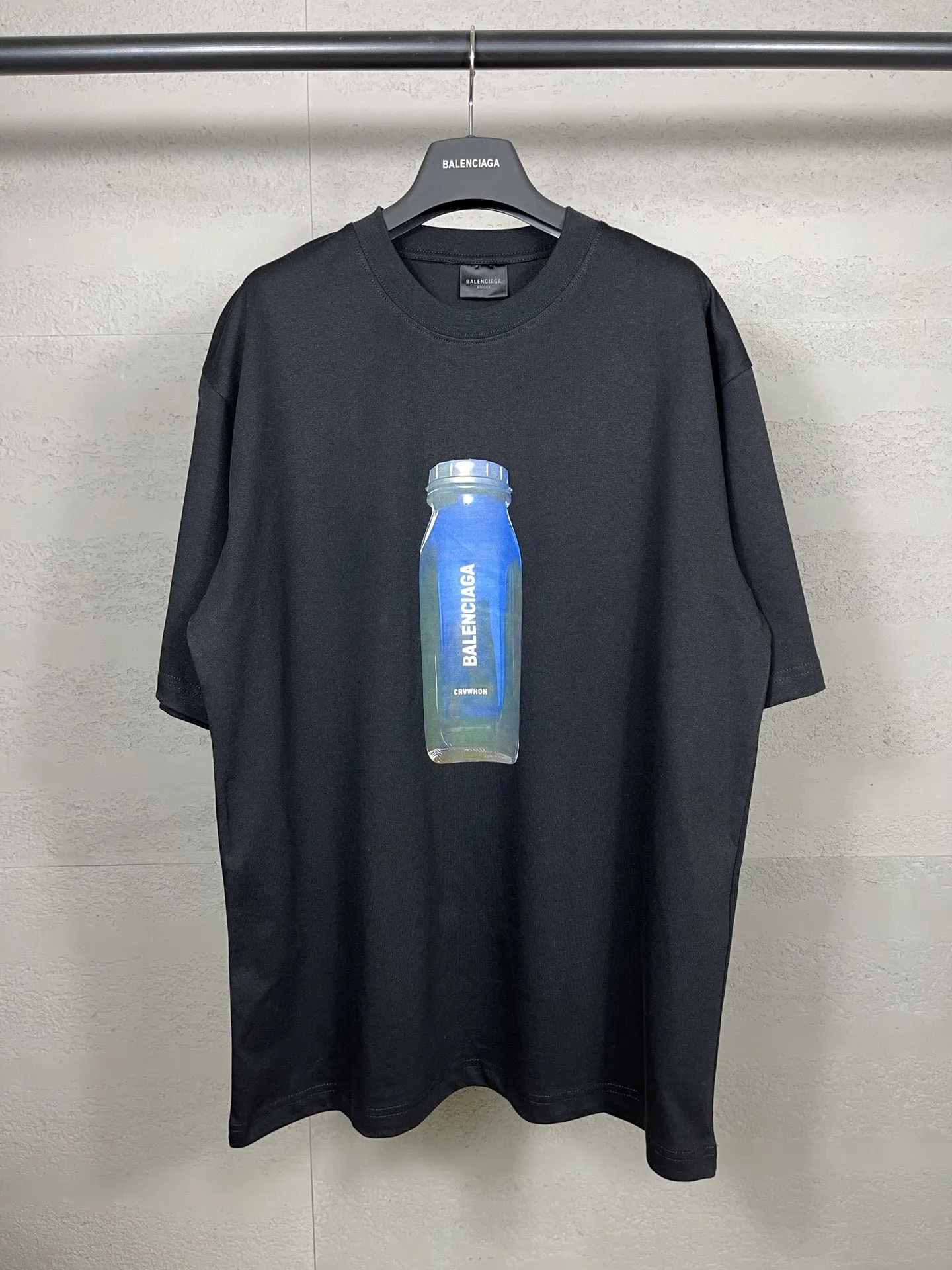 🅿️174 Actual pictures [Top version. Official website quality] BALENCI*GA/Paris. Water bottle letter LOGO short-sleeved T-shirt. The fabric is made of Paris ZP custom-woven and dyed cotton sweatshirt. The weight is 260 grams. The cloth surface is clean. The cloth pattern is clear, soft and comfortable. The threads are dyed with no color difference. The classic pattern printing uses imported machine direct printing. The effect is three-dimensional and restores the brick cabinet. Different market currencies, welcome to compare. The version adopts OS loose shoulder design. Same style for men and women. Code: BL223365 Color: black. White. Size: XS to L