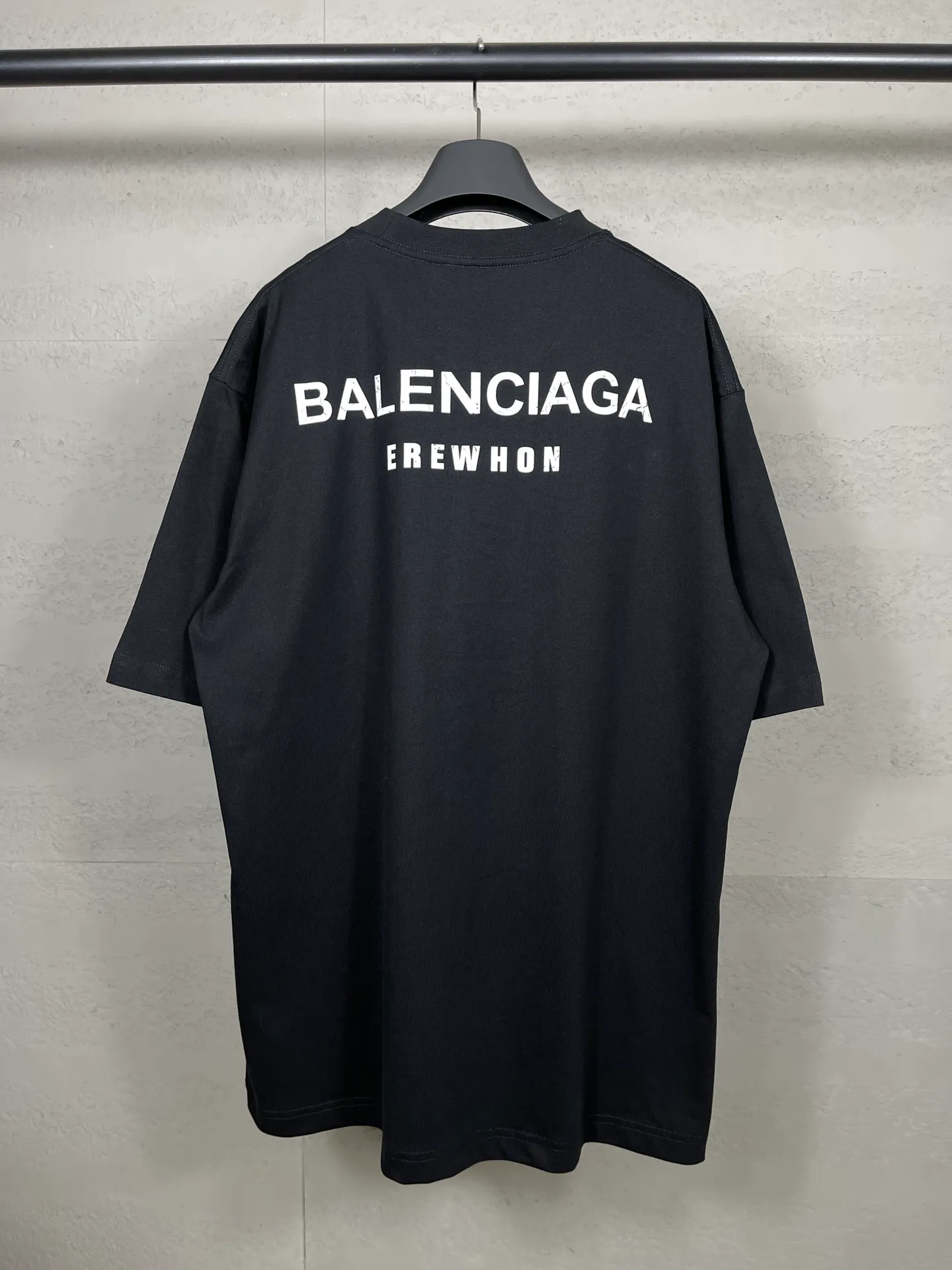 🅿️174 Actual pictures [Top version. Official website quality] BALENCI*GA/Paris. Water bottle letter LOGO short-sleeved T-shirt. The fabric is made of Paris ZP custom-woven and dyed cotton sweatshirt. The weight is 260 grams. The cloth surface is clean. The cloth pattern is clear, soft and comfortable. The threads are dyed with no color difference. The classic pattern printing uses imported machine direct printing. The effect is three-dimensional and restores the brick cabinet. Different market currencies, welcome to compare. The version adopts OS loose shoulder design. Same style for men and women. Code: BL223365 Color: black. White. Size: XS to L