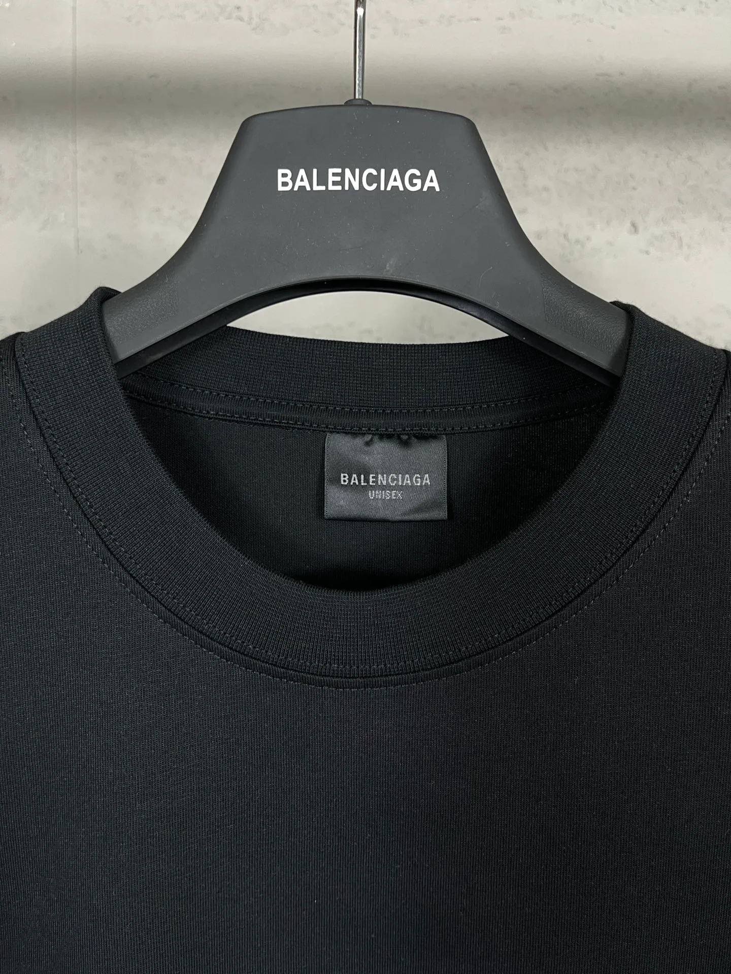 🅿️174 Actual pictures [Top version. Official website quality] BALENCI*GA/Paris. Water bottle letter LOGO short-sleeved T-shirt. The fabric is made of Paris ZP custom-woven and dyed cotton sweatshirt. The weight is 260 grams. The cloth surface is clean. The cloth pattern is clear, soft and comfortable. The threads are dyed with no color difference. The classic pattern printing uses imported machine direct printing. The effect is three-dimensional and restores the brick cabinet. Different market currencies, welcome to compare. The version adopts OS loose shoulder design. Same style for men and women. Code: BL223365 Color: black. White. Size: XS to L