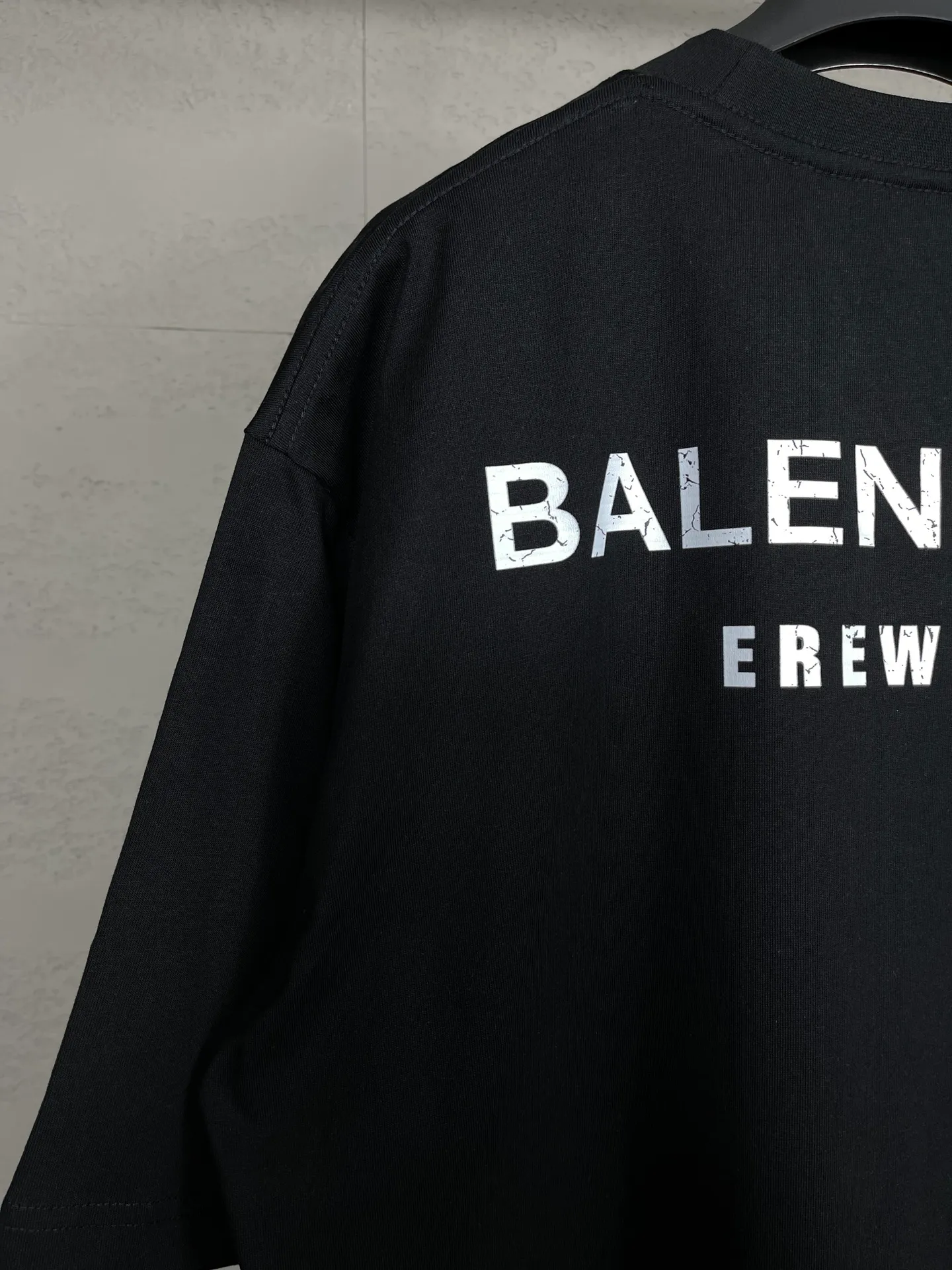 🅿️174 Actual pictures [Top version. Official website quality] BALENCI*GA/Paris. Water bottle letter LOGO short-sleeved T-shirt. The fabric is made of Paris ZP custom-woven and dyed cotton sweatshirt. The weight is 260 grams. The cloth surface is clean. The cloth pattern is clear, soft and comfortable. The threads are dyed with no color difference. The classic pattern printing uses imported machine direct printing. The effect is three-dimensional and restores the brick cabinet. Different market currencies, welcome to compare. The version adopts OS loose shoulder design. Same style for men and women. Code: BL223365 Color: black. White. Size: XS to L