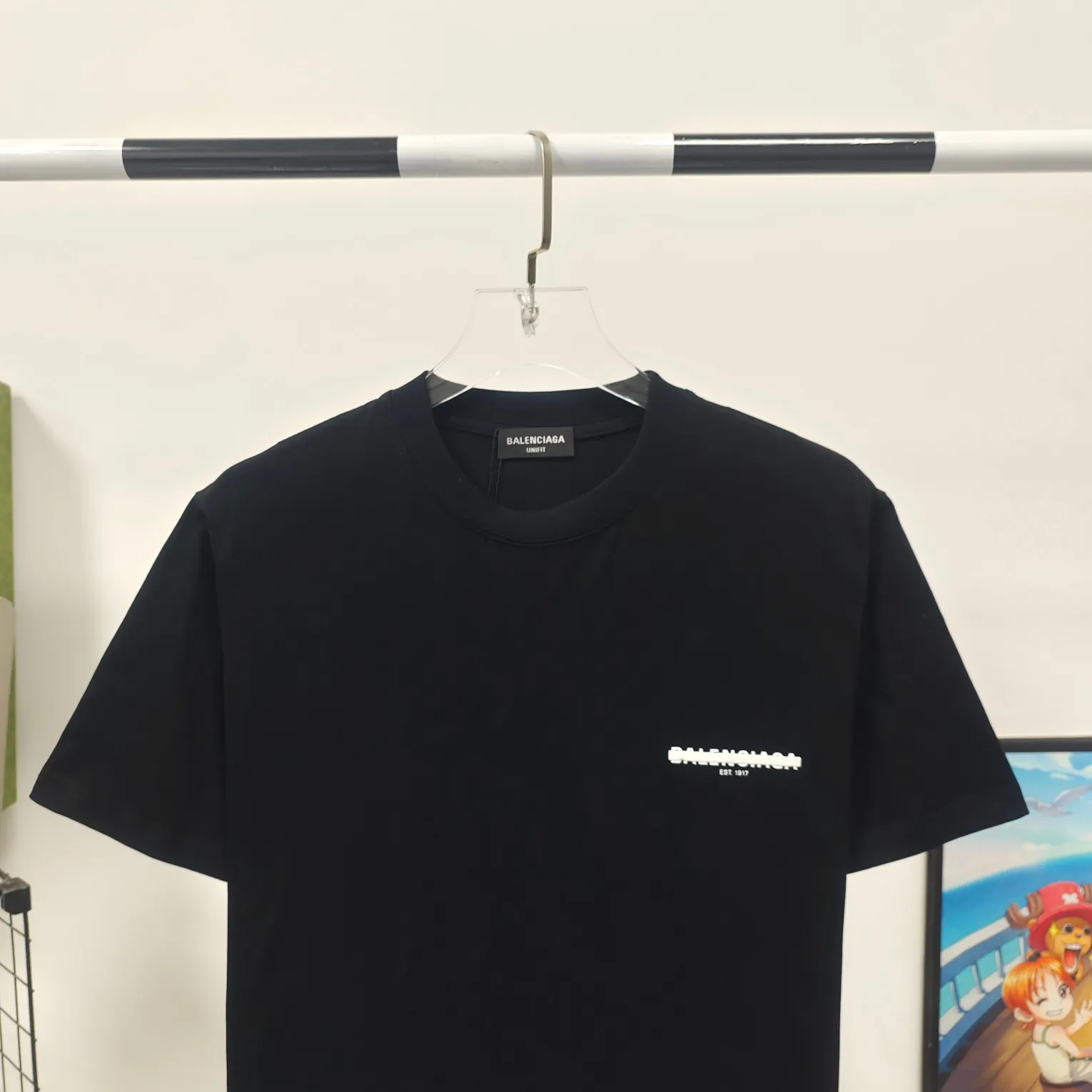 BALENCIAGA Balenciaga's new tape letter print male and female couple star same style pure cotton loose short-sleeved T-shirt The front and rear platens are hand-printed, precision mesh is used to make the stencil, imported environmentally friendly slurry is scraped, and the letters are clearly restored. The spacing between letters is all the same as the original version. The font size is consistent with the original version. The comparison code number ratio is increased and enlarged. The letters are strictly aligned to highly restore the spacing ratio and three-dimensional sense. The printing has no burrs. Basically, the color difference is minimized to be infinitely close. The printing has transparent bottom lines and no burrs. The yarn is made of Made of 18SJC and imported oil-proof treated thread, there will be no oil stains. The car is imported from Silver Sword with a knife, which does not eat the cloth or leave any cloth. The sewing machine needle uses a No. 9 round-head needle, which does not puncture or break the fibers of the fabric. The density of the thread is 3CM/14 needles, which is tight and not loose or sparse. The double-layer stitching of the back collar is firm and tight. The double chain of the shoulder is routed. The hem is tightened tightly. The fabric is full of drape and consistent with the pattern. The fabric is made of 280g double-ply double-yarn plain cotton fabric, which has full drape and smooth hand feel. Complete color matching from custom dyeing to craftsmanship, customized accessories with three standards Size: XS-L Color: Dark heather gray white black navy blue P:250