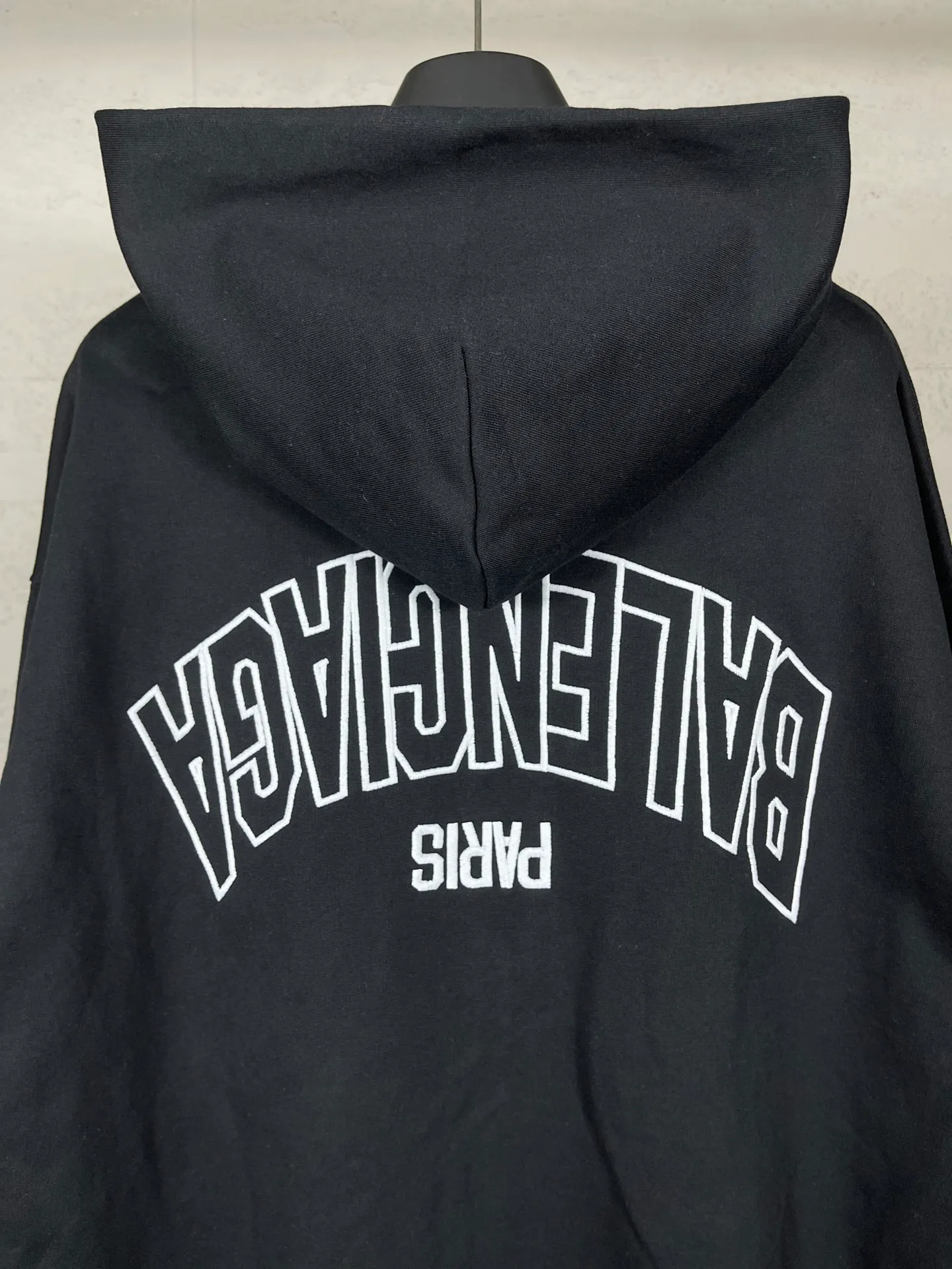 🅿️350 real photos [Top version. Official website quality] BALENCI*GA/Paris #2025 new style Back mirror inverted letter embroidery hooded zipper cardigan sweatshirt #2025 autumn and winter, brick cabinet synchronization welcome to compare. The fabric is made of Paris ZP custom weaving and dyeing cotton sweatshirt, weight 460 grams, clean cloth surface, clear cloth pattern, soft and comfortable. The threads are dyed with no color difference. The letter LOGO is embroidered using imported Tajima embroidery machine. The letters are clear and the effect is three-dimensional. Restore brick cabinets, adopt OS loose shoulder style. Same style for men and women. Code: BL259923 Color: Black Size: XS S M L
