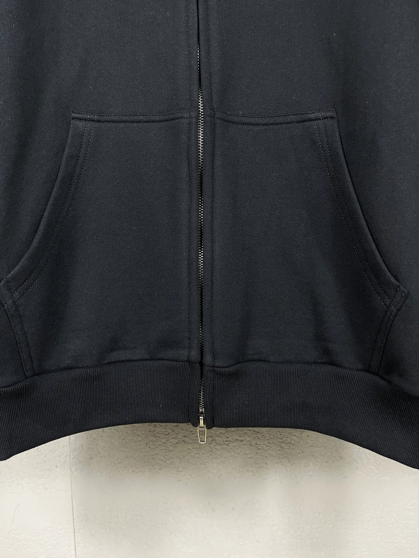 🅿️350 real photos [Top version. Official website quality] BALENCI*GA/Paris #2025 new style Back mirror inverted letter embroidery hooded zipper cardigan sweatshirt #2025 autumn and winter, brick cabinet synchronization welcome to compare. The fabric is made of Paris ZP custom weaving and dyeing cotton sweatshirt, weight 460 grams, clean cloth surface, clear cloth pattern, soft and comfortable. The threads are dyed with no color difference. The letter LOGO is embroidered using imported Tajima embroidery machine. The letters are clear and the effect is three-dimensional. Restore brick cabinets, adopt OS loose shoulder style. Same style for men and women. Code: BL259923 Color: Black Size: XS S M L