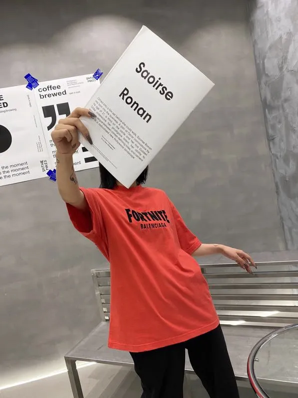 ♻️💯Reference model picture for the upper body❤️The top tested version of BALENCIAGA FORTNITE 10000 needle embroidery for men and women, the same style pure cotton loose short-sleeved T-shirt. The printing on the front and back are all made of 3S cherry blossom thread, and the machine uses Tajima embroidery machine imported from Japan. You can see the accuracy of the embroidery. There are no connecting lines between each letter, and the mold is arranged separately. Each letter/word is a printing group. The thread is cut after being embroidered, and there is absolutely no connecting line to embroider the next group. Therefore, the overall printing is refreshing and clear. The cost is huge, and the front and back printing takes an average of 10 minutes per set. One machine can produce 6 pieces per hour. The fabric is made of 24S 260g double yarn cotton fabric, which is full of drape and has good sweat absorption and breathability. Color: black, red Size: XS-L P:280
