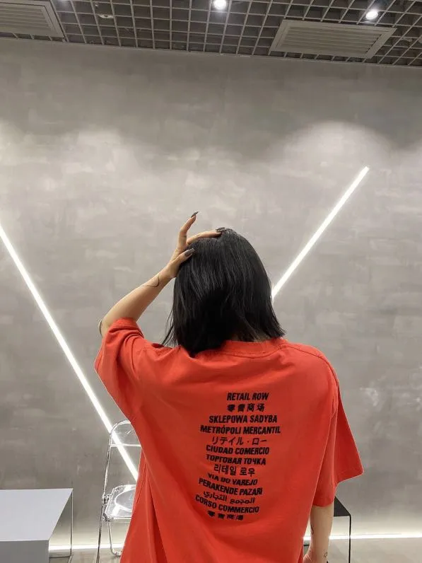 ♻️💯Reference model picture for the upper body❤️The top tested version of BALENCIAGA FORTNITE 10000 needle embroidery for men and women, the same style pure cotton loose short-sleeved T-shirt. The printing on the front and back are all made of 3S cherry blossom thread, and the machine uses Tajima embroidery machine imported from Japan. You can see the accuracy of the embroidery. There are no connecting lines between each letter, and the mold is arranged separately. Each letter/word is a printing group. The thread is cut after being embroidered, and there is absolutely no connecting line to embroider the next group. Therefore, the overall printing is refreshing and clear. The cost is huge, and the front and back printing takes an average of 10 minutes per set. One machine can produce 6 pieces per hour. The fabric is made of 24S 260g double yarn cotton fabric, which is full of drape and has good sweat absorption and breathability. Color: black, red Size: XS-L P:280