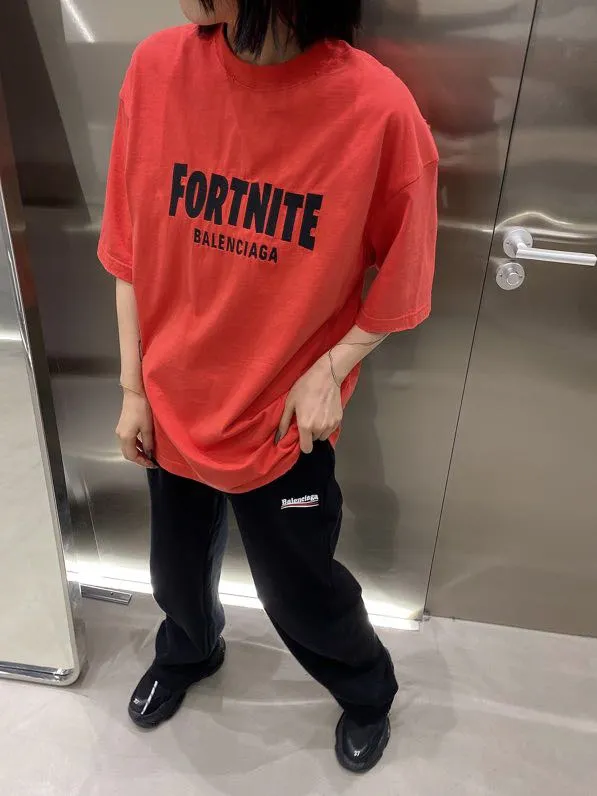 ♻️💯Reference model picture for the upper body❤️The top tested version of BALENCIAGA FORTNITE 10000 needle embroidery for men and women, the same style pure cotton loose short-sleeved T-shirt. The printing on the front and back are all made of 3S cherry blossom thread, and the machine uses Tajima embroidery machine imported from Japan. You can see the accuracy of the embroidery. There are no connecting lines between each letter, and the mold is arranged separately. Each letter/word is a printing group. The thread is cut after being embroidered, and there is absolutely no connecting line to embroider the next group. Therefore, the overall printing is refreshing and clear. The cost is huge, and the front and back printing takes an average of 10 minutes per set. One machine can produce 6 pieces per hour. The fabric is made of 24S 260g double yarn cotton fabric, which is full of drape and has good sweat absorption and breathability. Color: black, red Size: XS-L P:280