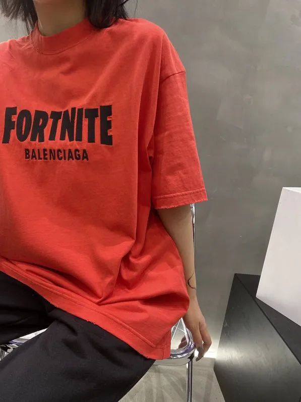 ♻️💯Reference model picture for the upper body❤️The top tested version of BALENCIAGA FORTNITE 10000 needle embroidery for men and women, the same style pure cotton loose short-sleeved T-shirt. The printing on the front and back are all made of 3S cherry blossom thread, and the machine uses Tajima embroidery machine imported from Japan. You can see the accuracy of the embroidery. There are no connecting lines between each letter, and the mold is arranged separately. Each letter/word is a printing group. The thread is cut after being embroidered, and there is absolutely no connecting line to embroider the next group. Therefore, the overall printing is refreshing and clear. The cost is huge, and the front and back printing takes an average of 10 minutes per set. One machine can produce 6 pieces per hour. The fabric is made of 24S 260g double yarn cotton fabric, which is full of drape and has good sweat absorption and breathability. Color: black, red Size: XS-L P:280
