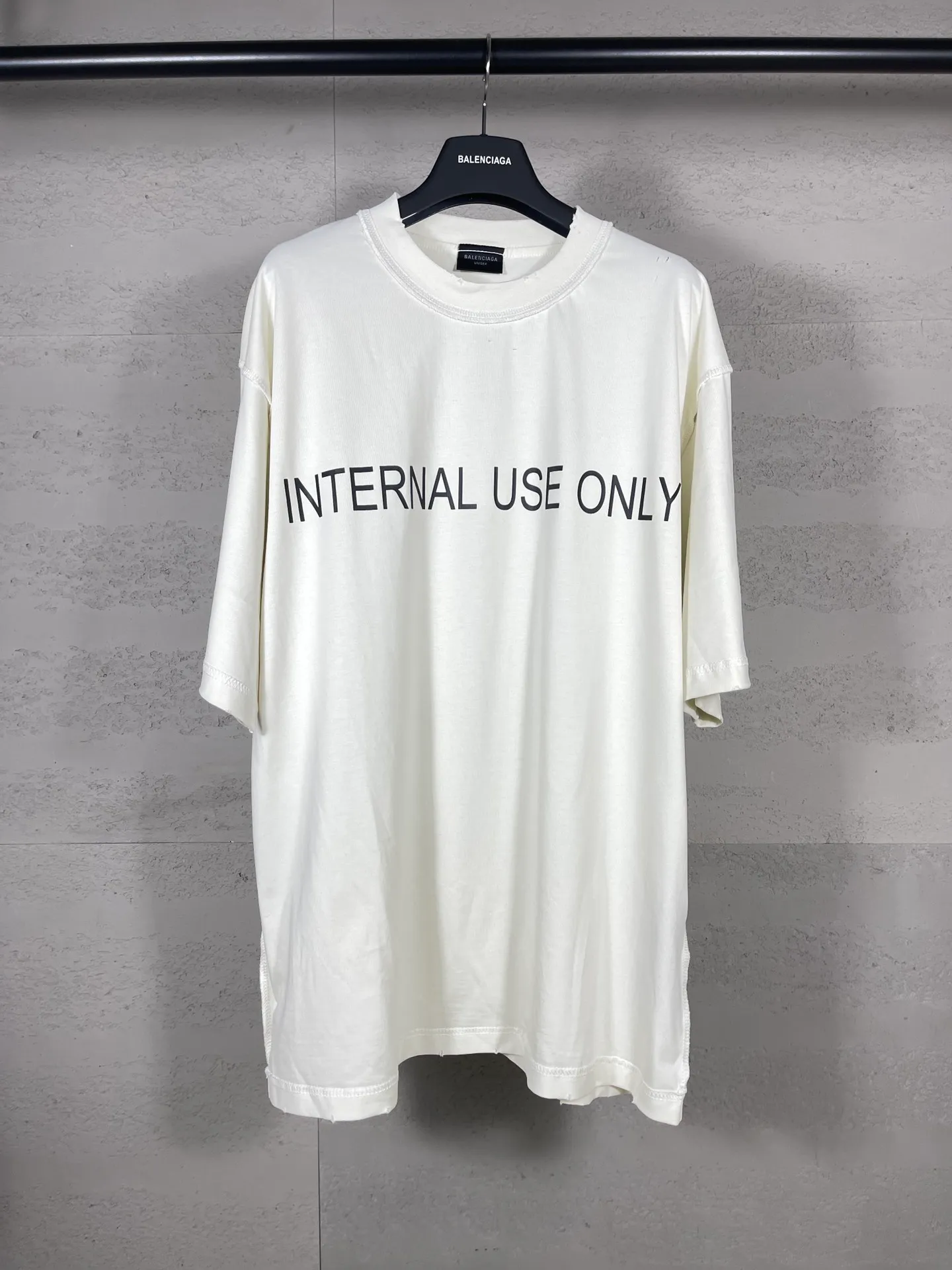 🅿️180 real photos [Top version. Official website quality] BALENCI*GA/Paris #2024 new model. INTERNALUSEONLY letter logo on the front and back ready-to-wear worn short-sleeved T-shirt. Rear collar badge. Ready-made clothes are made with reverse bottoms as the top. #2024 Spring and Summer Brick Cabinet Synchronization Welcome to compare. The fabric is made of Paris ZP custom-woven and dyed cotton double yarn, with a weight of 260 grams. The cloth surface is clean. The cloth pattern is clear, soft and comfortable. The threads are dyed with no color difference. The classic letter LOGO is printed with imported environmentally friendly glue. The letters are clear and the effect is three-dimensional. Restore the brick cabinet, adopt OS loose shoulder style. Same style for men and women. Code: BL223385 Color: black. Off-white Size: XS to L