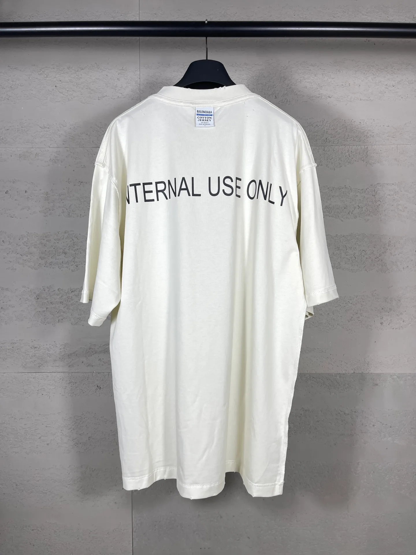 🅿️180 real photos [Top version. Official website quality] BALENCI*GA/Paris #2024 new model. INTERNALUSEONLY letter logo on the front and back ready-to-wear worn short-sleeved T-shirt. Rear collar badge. Ready-made clothes are made with reverse bottoms as the top. #2024 Spring and Summer Brick Cabinet Synchronization Welcome to compare. The fabric is made of Paris ZP custom-woven and dyed cotton double yarn, with a weight of 260 grams. The cloth surface is clean. The cloth pattern is clear, soft and comfortable. The threads are dyed with no color difference. The classic letter LOGO is printed with imported environmentally friendly glue. The letters are clear and the effect is three-dimensional. Restore the brick cabinet, adopt OS loose shoulder style. Same style for men and women. Code: BL223385 Color: black. Off-white Size: XS to L