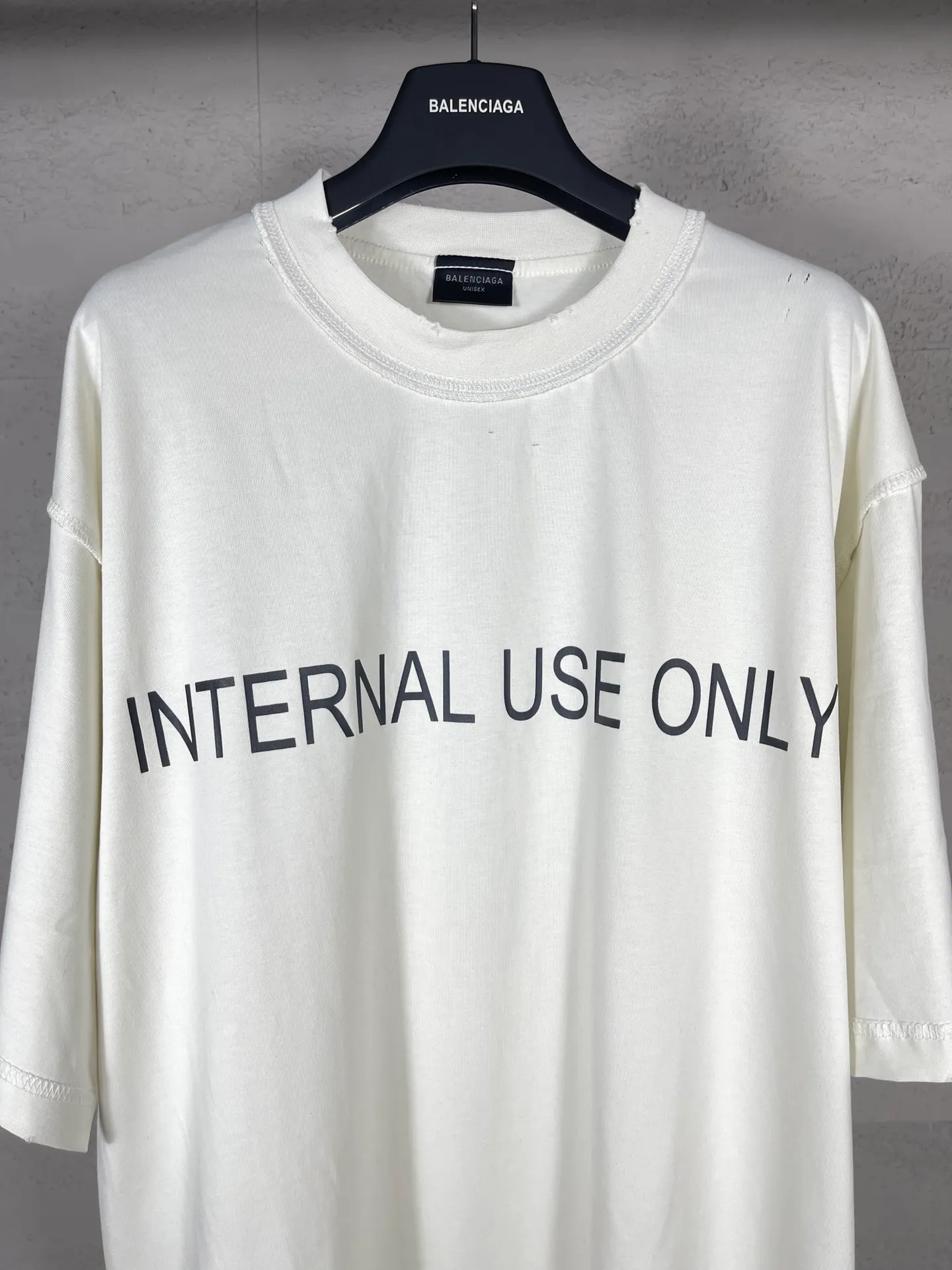 🅿️180 real photos [Top version. Official website quality] BALENCI*GA/Paris #2024 new model. INTERNALUSEONLY letter logo on the front and back ready-to-wear worn short-sleeved T-shirt. Rear collar badge. Ready-made clothes are made with reverse bottoms as the top. #2024 Spring and Summer Brick Cabinet Synchronization Welcome to compare. The fabric is made of Paris ZP custom-woven and dyed cotton double yarn, with a weight of 260 grams. The cloth surface is clean. The cloth pattern is clear, soft and comfortable. The threads are dyed with no color difference. The classic letter LOGO is printed with imported environmentally friendly glue. The letters are clear and the effect is three-dimensional. Restore the brick cabinet, adopt OS loose shoulder style. Same style for men and women. Code: BL223385 Color: black. Off-white Size: XS to L