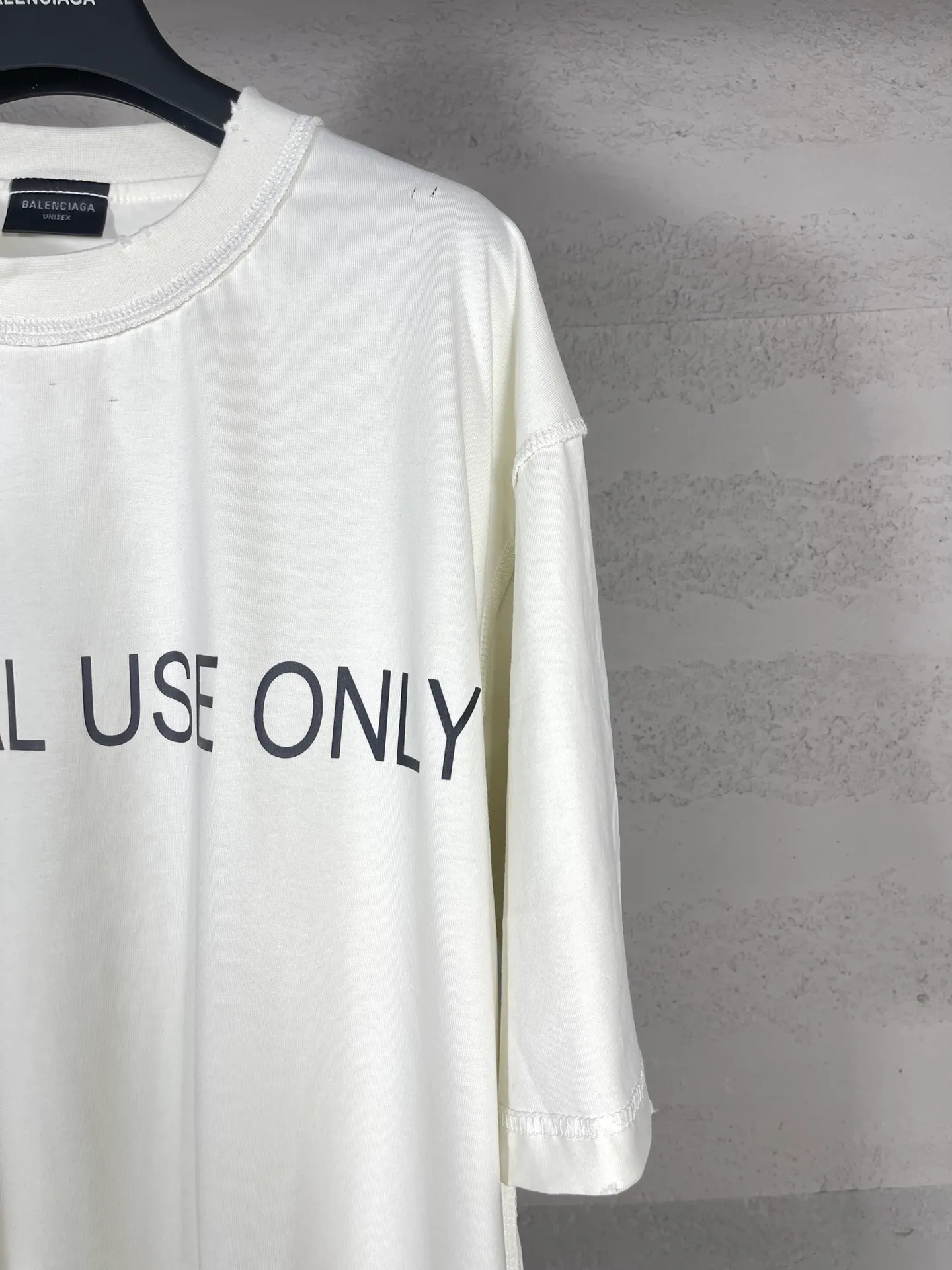 🅿️180 real photos [Top version. Official website quality] BALENCI*GA/Paris #2024 new model. INTERNALUSEONLY letter logo on the front and back ready-to-wear worn short-sleeved T-shirt. Rear collar badge. Ready-made clothes are made with reverse bottoms as the top. #2024 Spring and Summer Brick Cabinet Synchronization Welcome to compare. The fabric is made of Paris ZP custom-woven and dyed cotton double yarn, with a weight of 260 grams. The cloth surface is clean. The cloth pattern is clear, soft and comfortable. The threads are dyed with no color difference. The classic letter LOGO is printed with imported environmentally friendly glue. The letters are clear and the effect is three-dimensional. Restore the brick cabinet, adopt OS loose shoulder style. Same style for men and women. Code: BL223385 Color: black. Off-white Size: XS to L