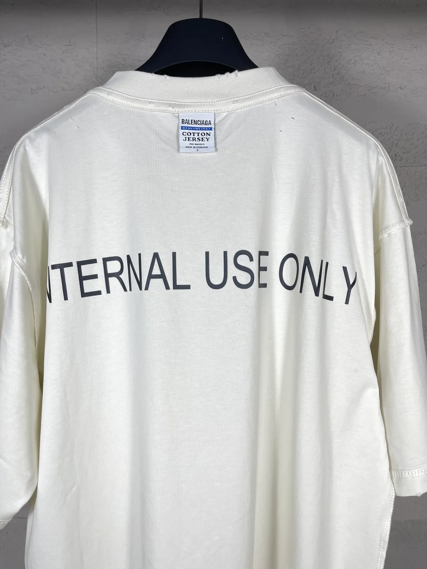 🅿️180 real photos [Top version. Official website quality] BALENCI*GA/Paris #2024 new model. INTERNALUSEONLY letter logo on the front and back ready-to-wear worn short-sleeved T-shirt. Rear collar badge. Ready-made clothes are made with reverse bottoms as the top. #2024 Spring and Summer Brick Cabinet Synchronization Welcome to compare. The fabric is made of Paris ZP custom-woven and dyed cotton double yarn, with a weight of 260 grams. The cloth surface is clean. The cloth pattern is clear, soft and comfortable. The threads are dyed with no color difference. The classic letter LOGO is printed with imported environmentally friendly glue. The letters are clear and the effect is three-dimensional. Restore the brick cabinet, adopt OS loose shoulder style. Same style for men and women. Code: BL223385 Color: black. Off-white Size: XS to L